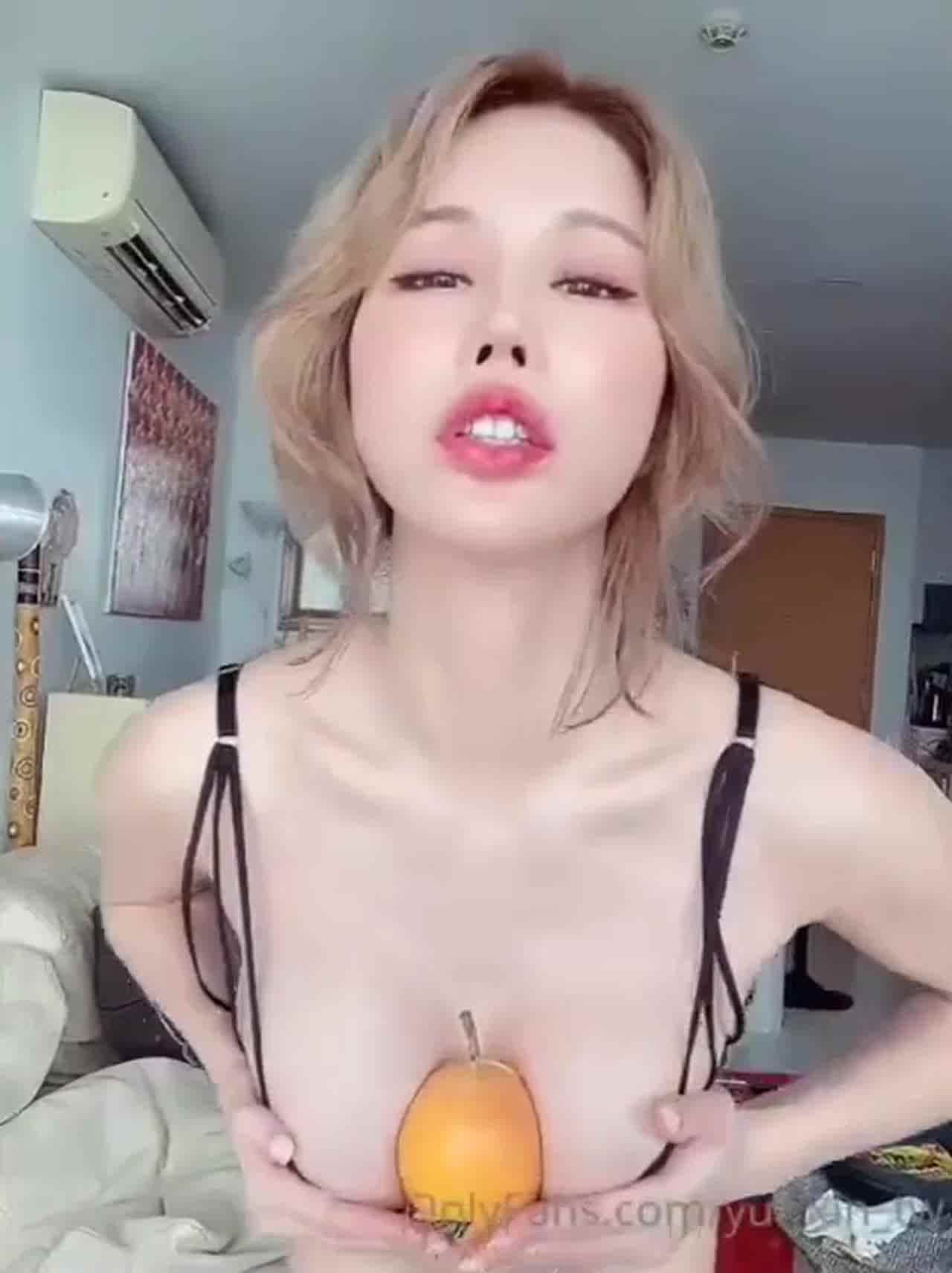  星国辛尤里 红唇樱桃诱惑 的剧照6