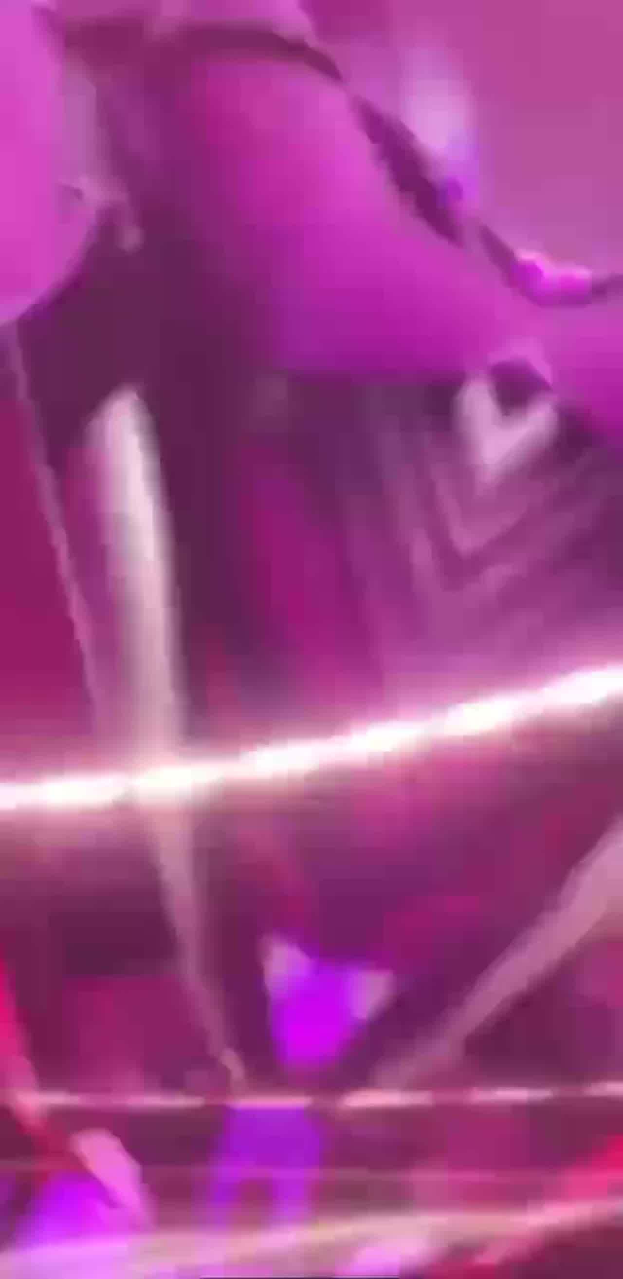  水手服美少女摇身一变cos御姐 的剧照2