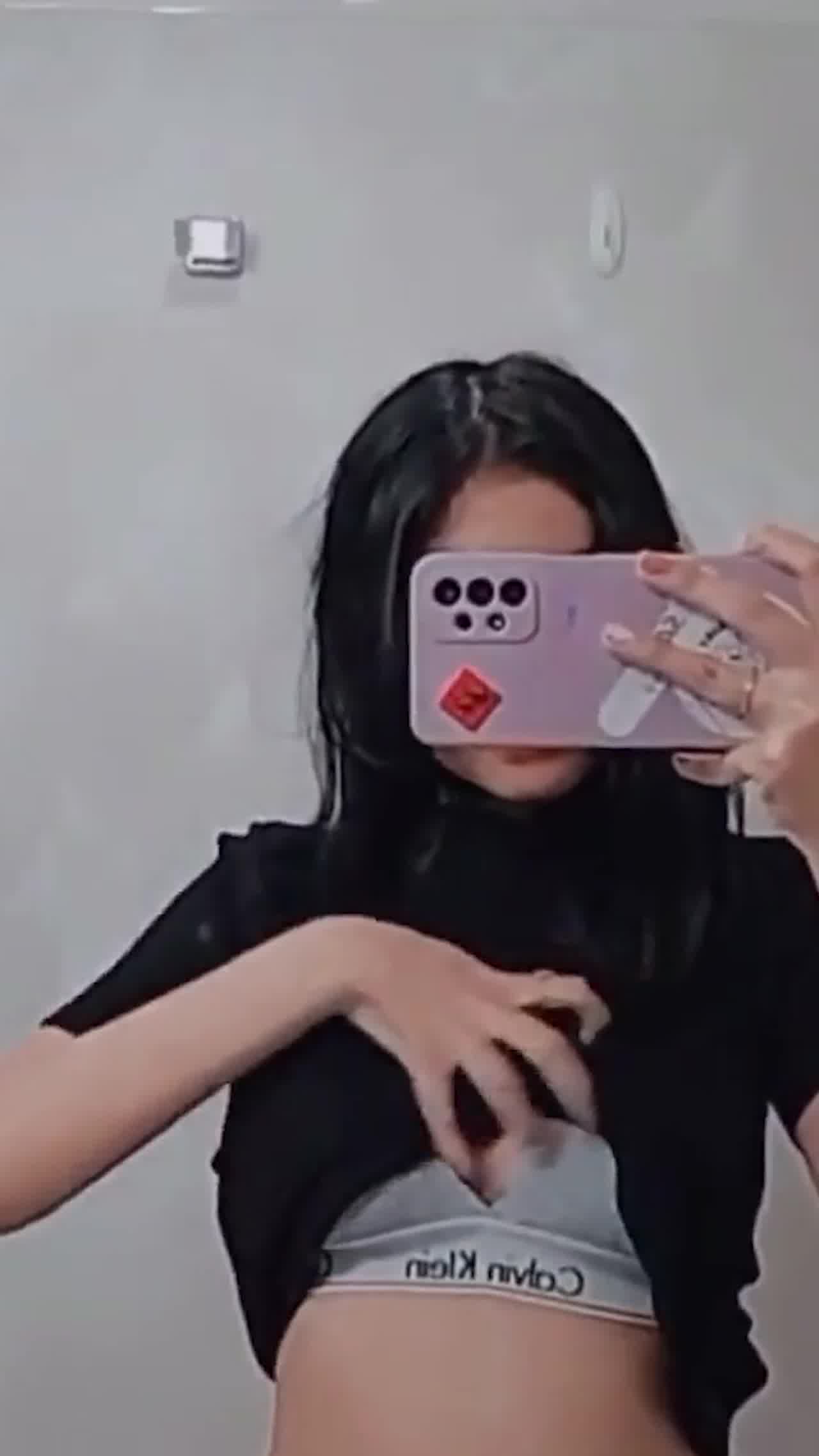  ck内衣学生妹 摸奶露臀想约炮友打一炮 的剧照6