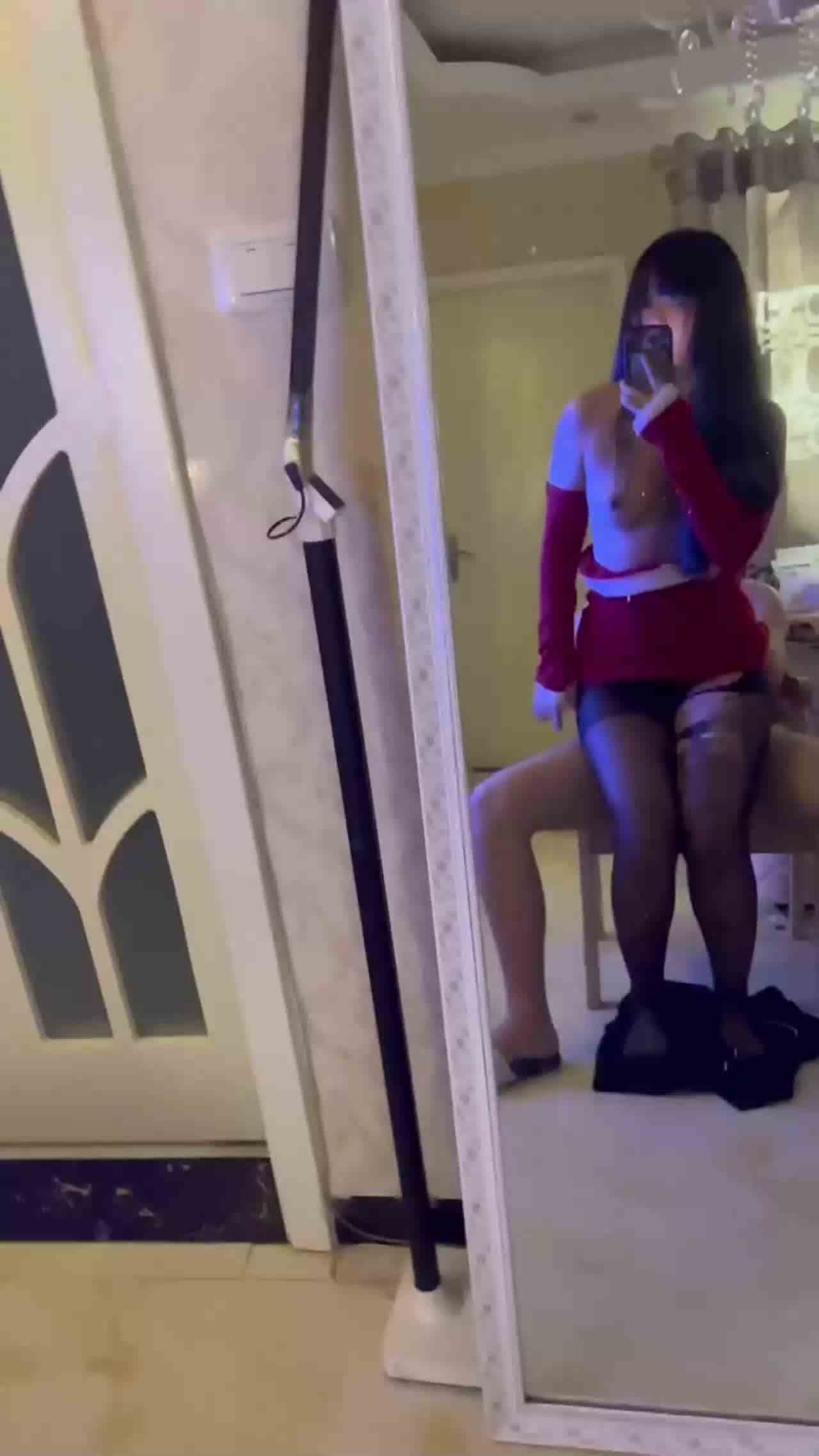  小情侣镜子面前女上位，叫声淫荡 的剧照5