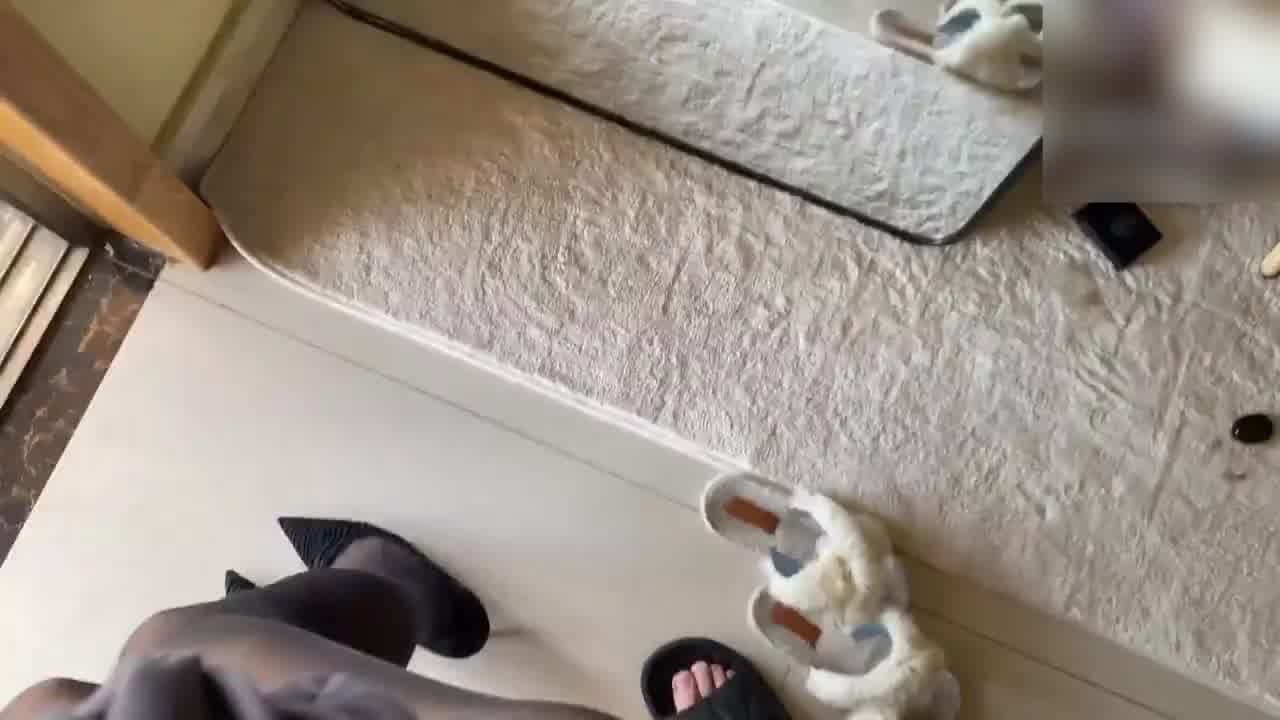  对镜子不停搔首弄姿，内射中出！ 的剧照1