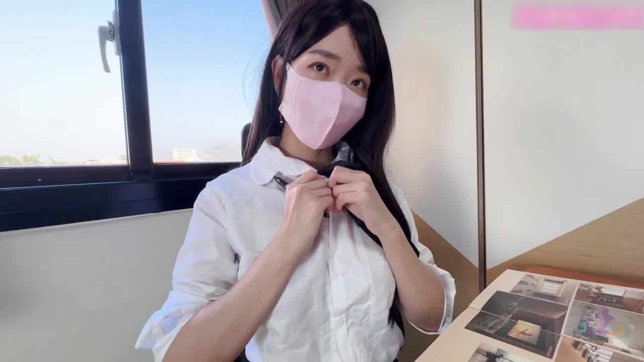  魔鬼身材【房产女销售】为了订金献逼给老板，被疯狂抽插，主动骑乘全自动服务老板，被操得嗷嗷乱叫啊 的剧照4