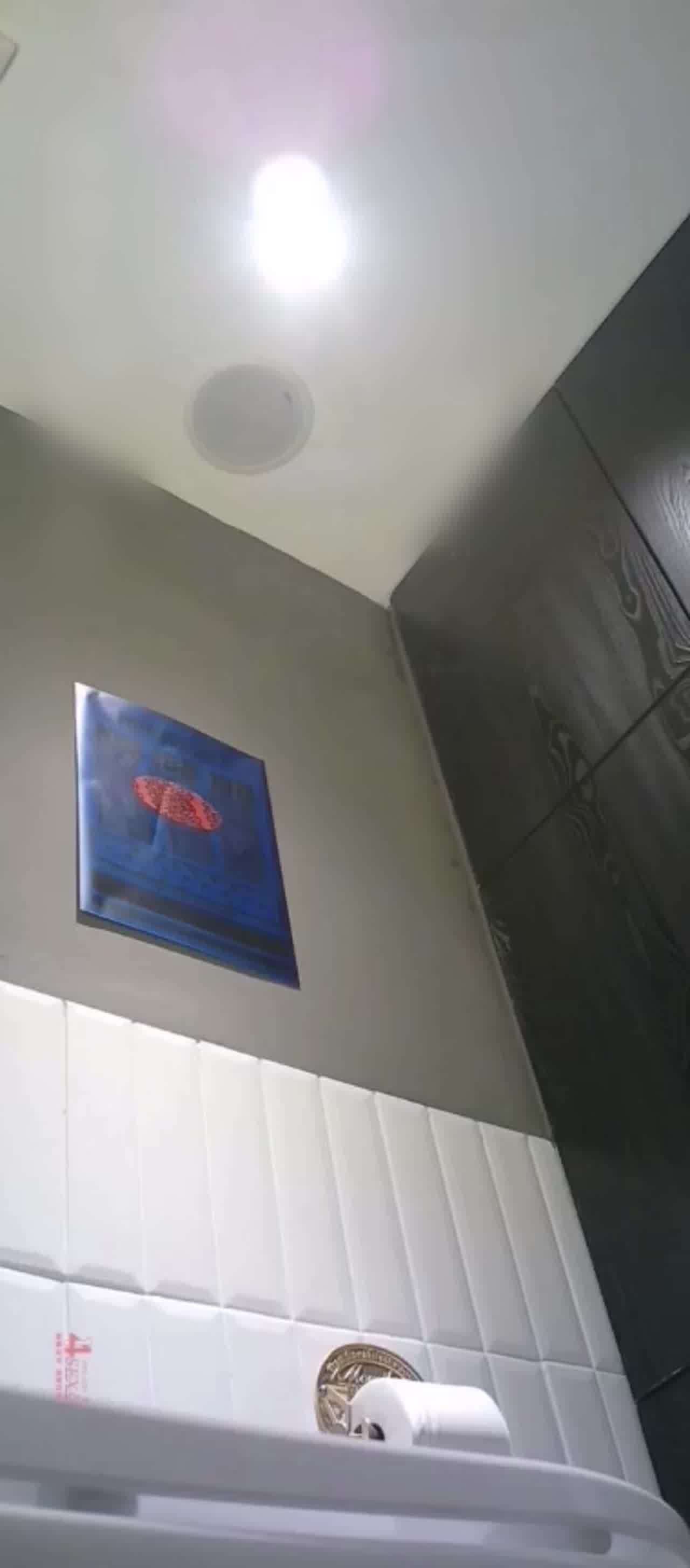  高颜质美女上厕所被针孔偷拍 的剧照6