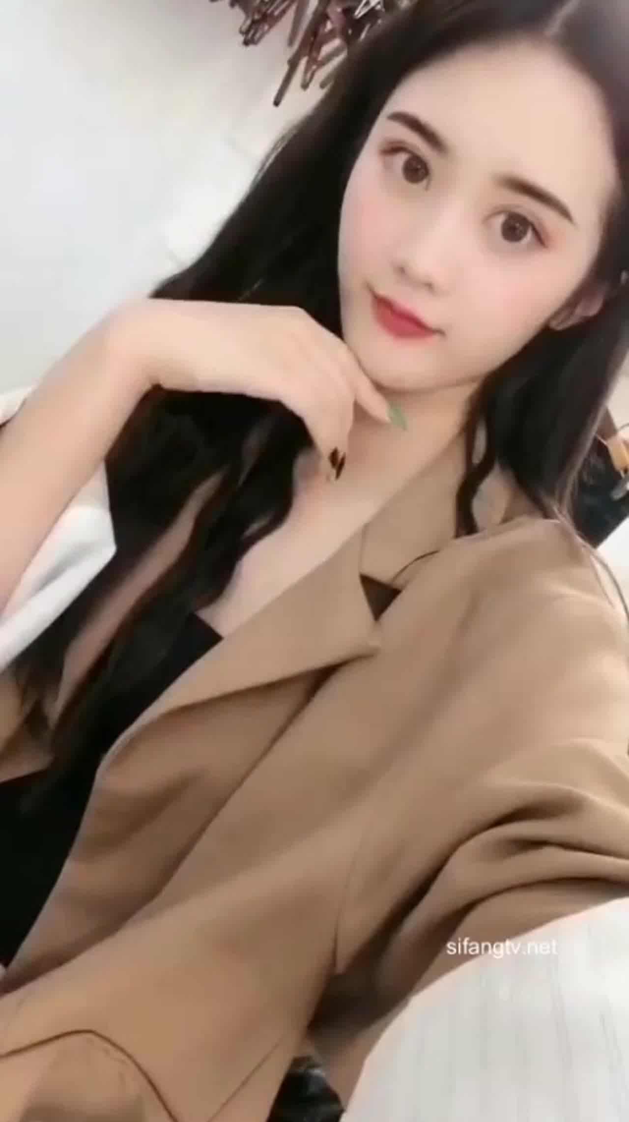  被包养的女神级性感气质美女和土豪外出度假各种啪啪自拍视频不慎流出 的剧照3