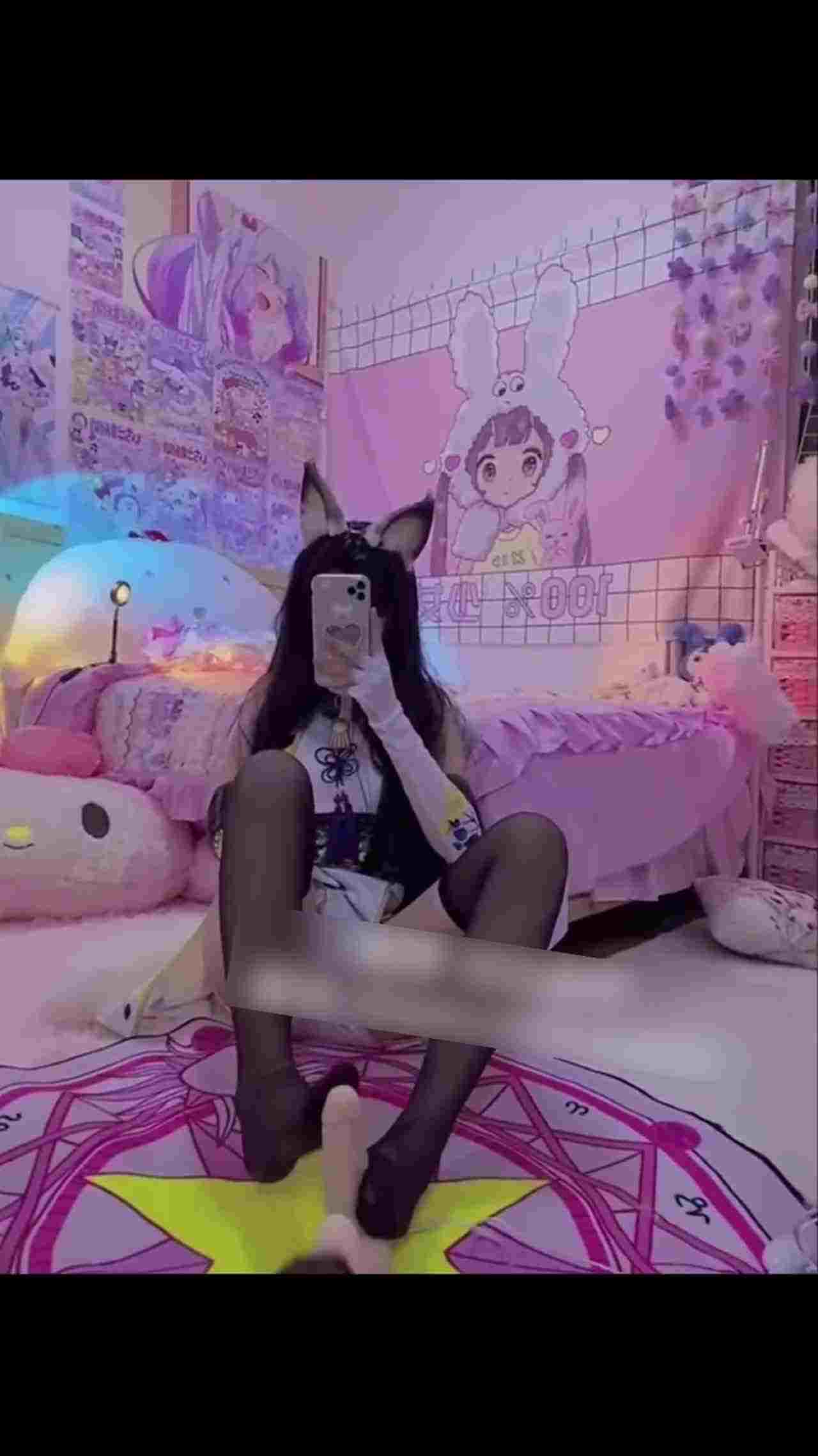  【怀孕萝莉】退圈一年的福利姬都去哪了？原来备孕去了，早期乱玩孩子他爹都不知道是谁又出来卖了 的剧照2