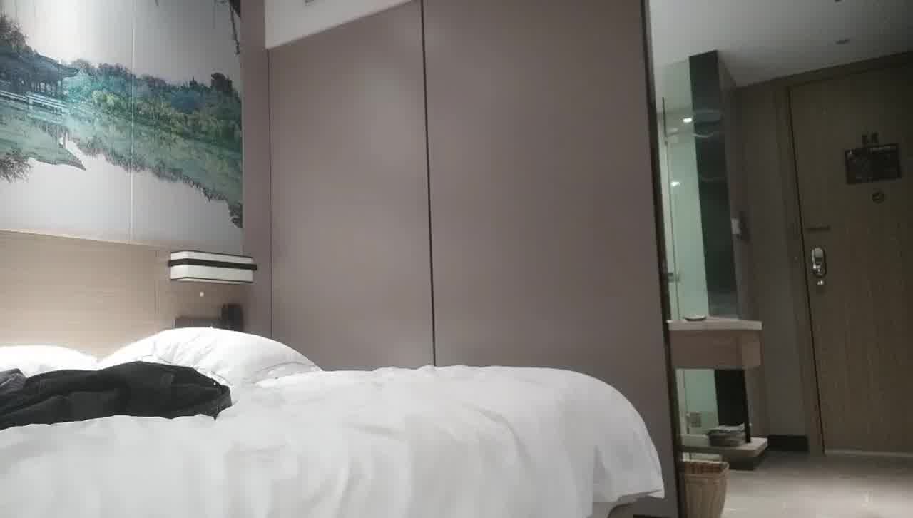  97年身材超棒的外围女，小哥故意把套子撕破，无套内射了，全部搞到子宫里去了，吵起来了，对白精彩。 的剧照4