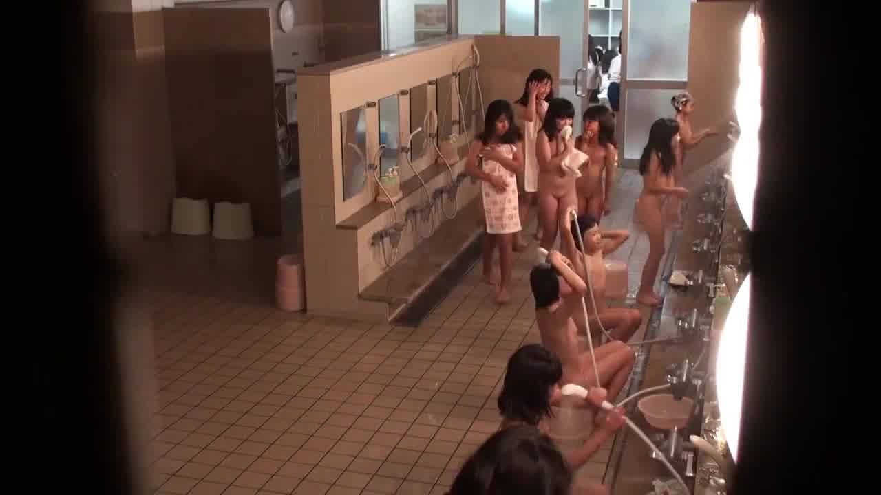  【小日子真是太变态了，学校浴室还装监控？】日本初三学生的淋浴间，浴室里面还装监控，这到底是谁想出来的 的剧照5