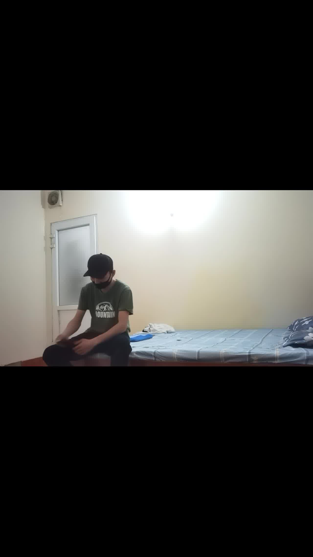  开发新地点【探访城中村】偶遇甜美文静妹妹，苗条贫乳，直接开操，张开双腿猛怼，太嫩了 的剧照1