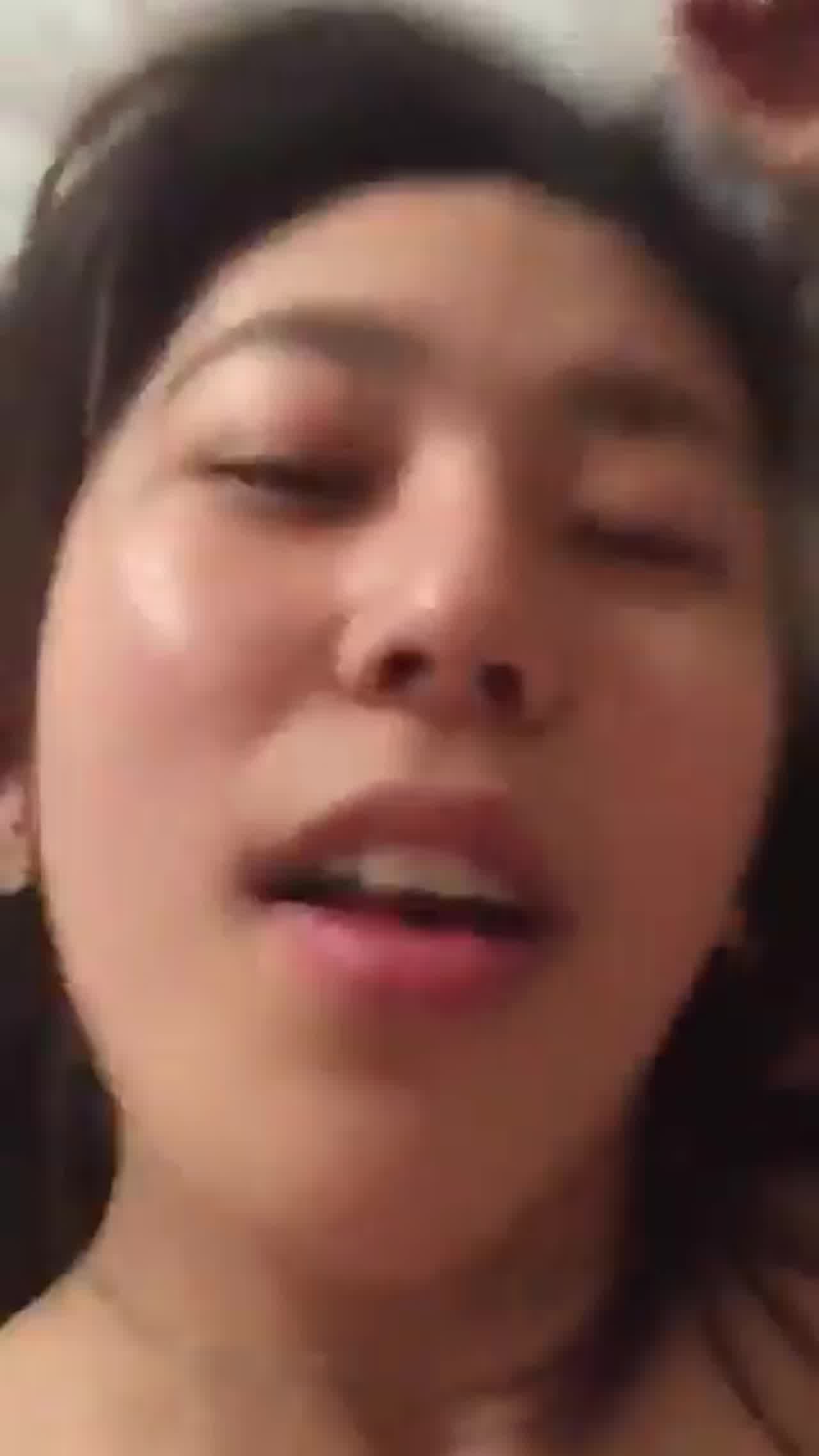  淫荡的表情实在受不了 的剧照3