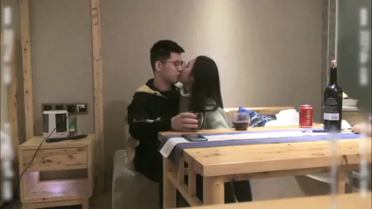  超扎心！白嫖探花博主诱骗迷奸极品纯情卖酒妹 的剧照4