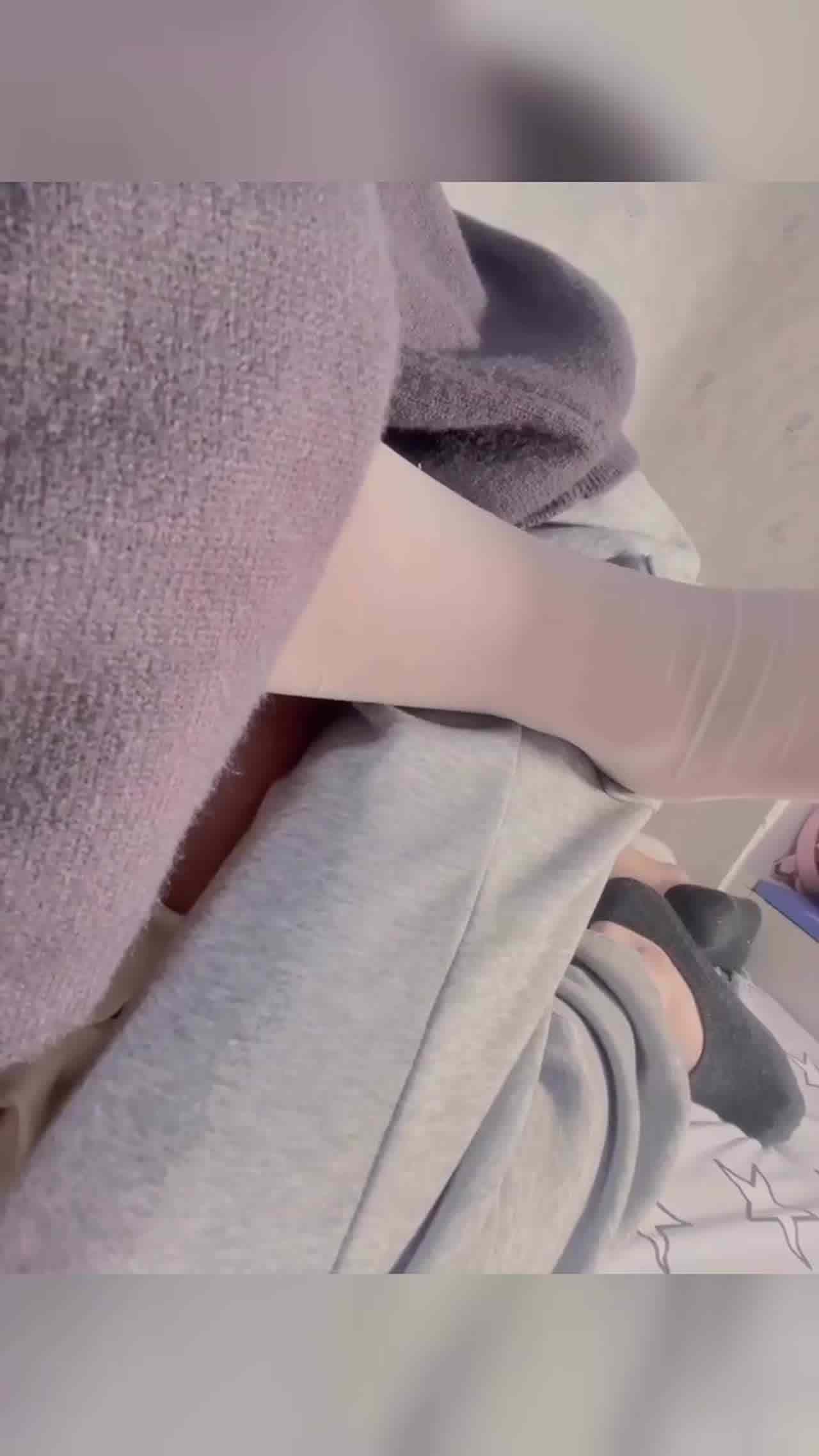  【真实兄妹乱伦】戴眼镜的妹妹好反差，上网课还穿制服白丝，看黄片学新姿势赶紧让哥哥配合试下！ 的剧照3