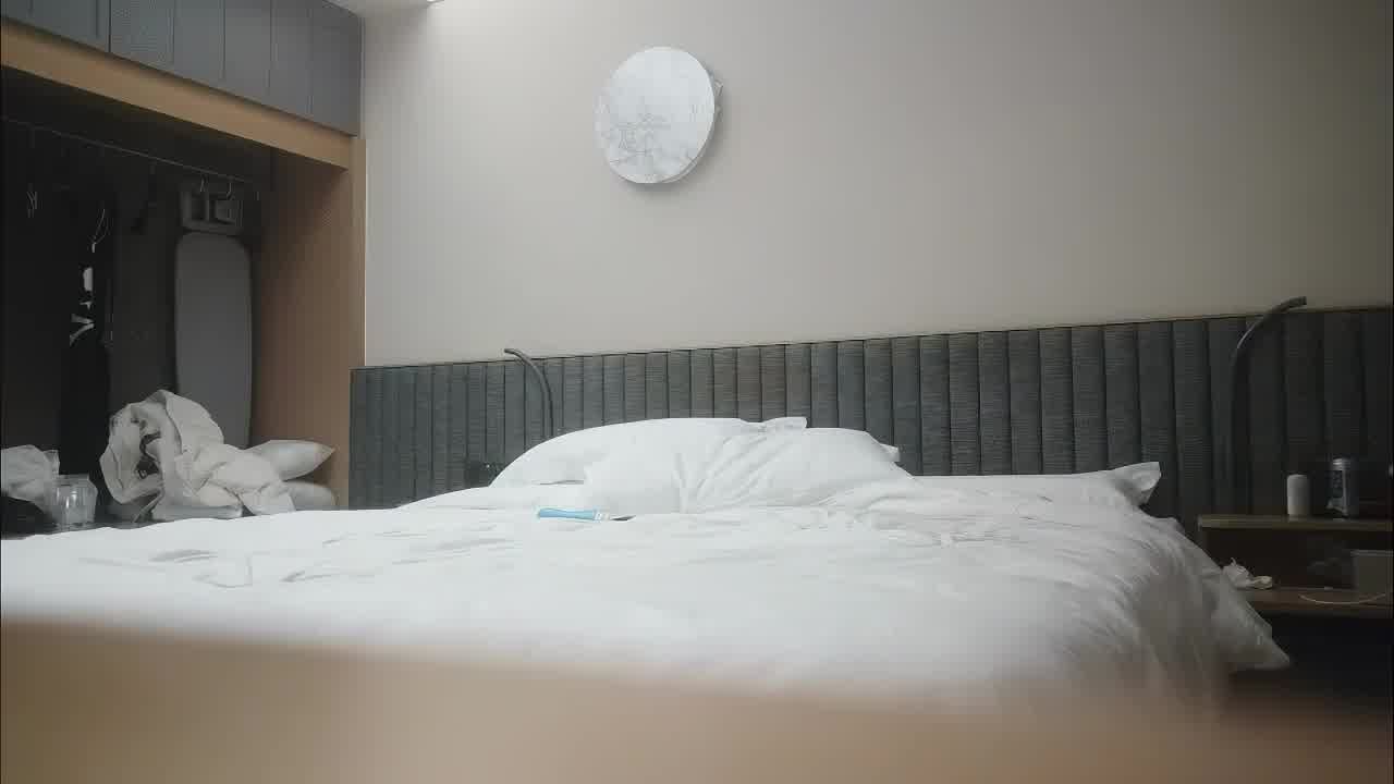  【把鸡操哭了！还偷偷摘套射】看到妹妹哭还给了200小费，被操的一直推开男主，被强行摁住操了40分钟才 的剧照2