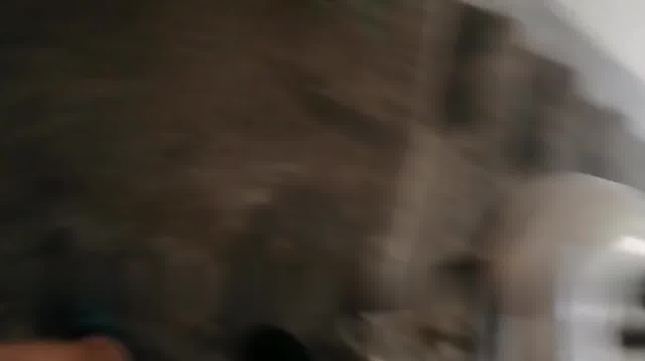  和新婚邻居在楼梯间偷情 的剧照2