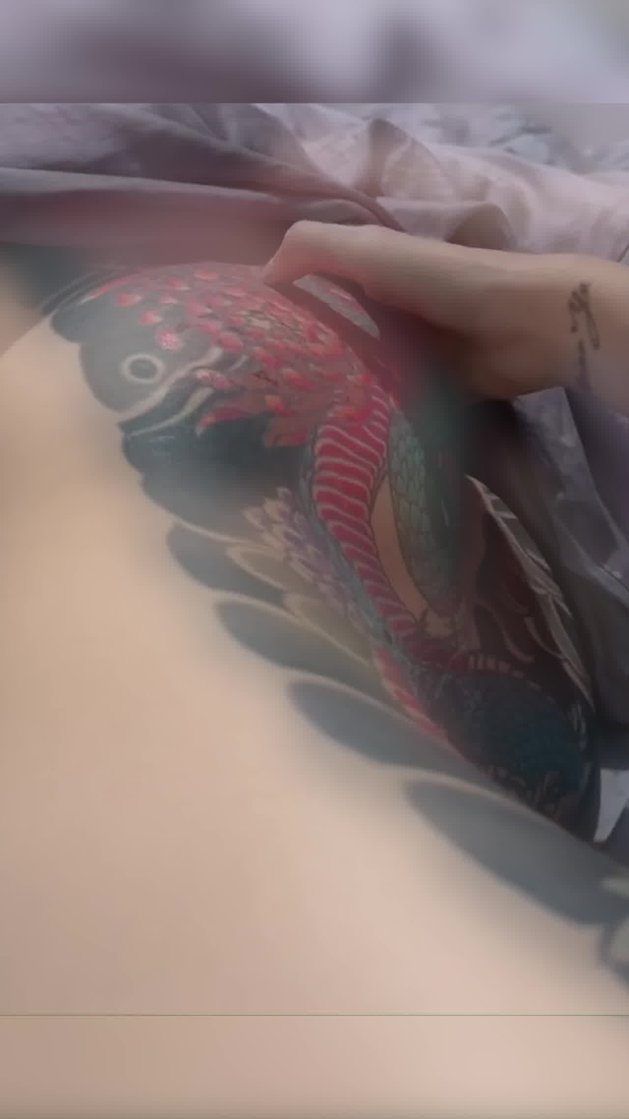  刺青符文女孩美极了，拿肉棒打脸后直接插入！ 的剧照2