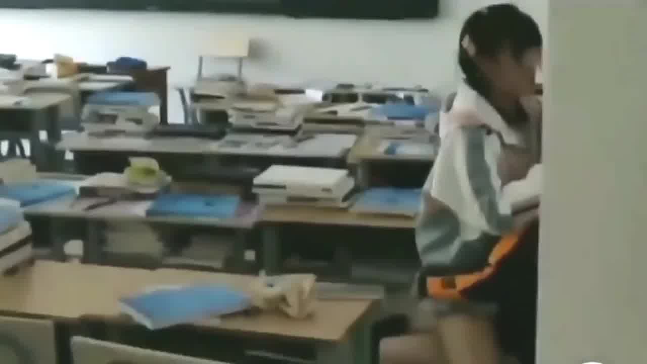  网曝门事件 偷窥初中同学在教室啪啪 的剧照5