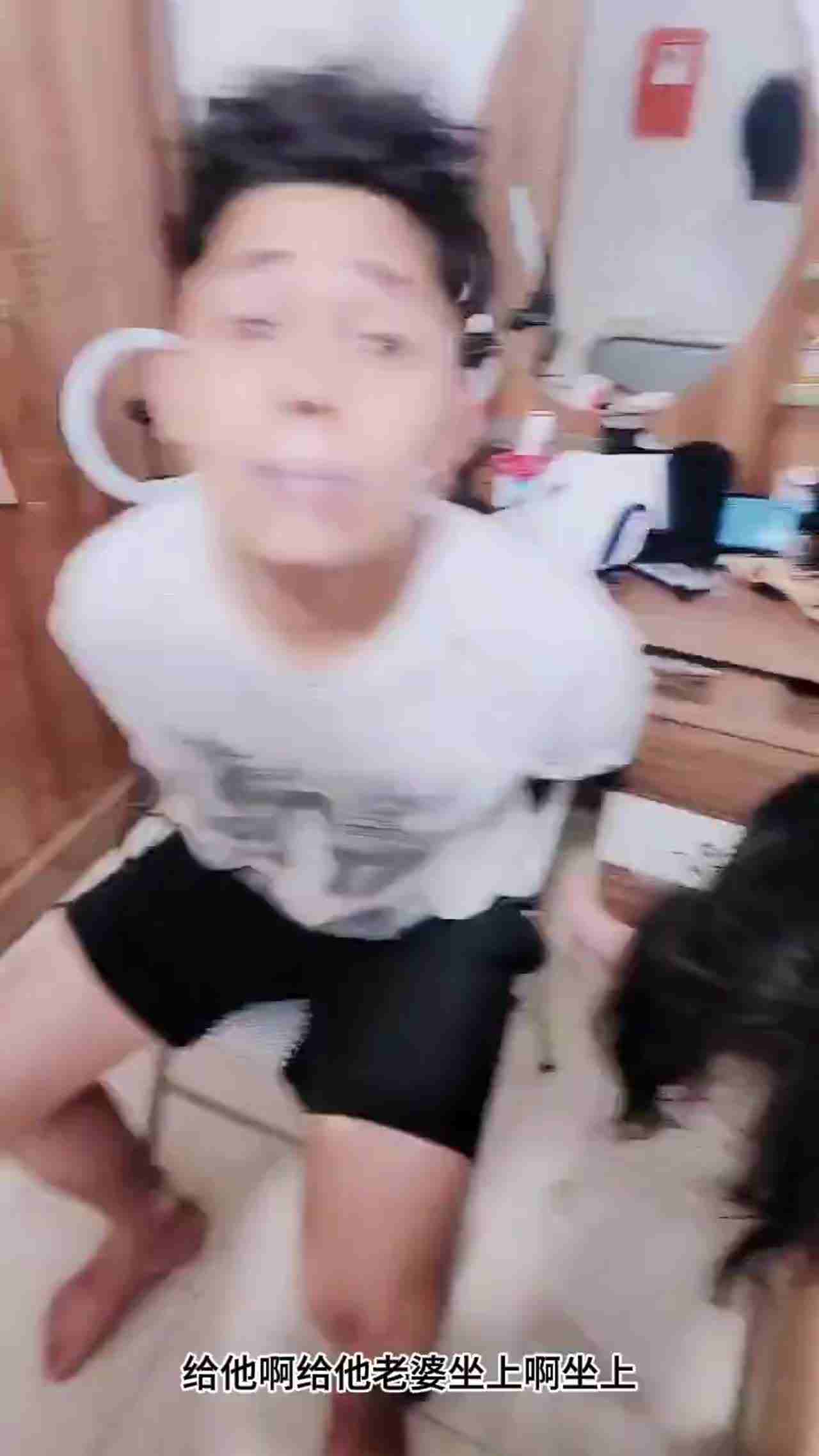  两个大汉冲进房间，绑住老公面前干老婆，前后夹击，按住一顿输出，让老哥看着自己老婆被狠狠的干，绝望了 的剧照7