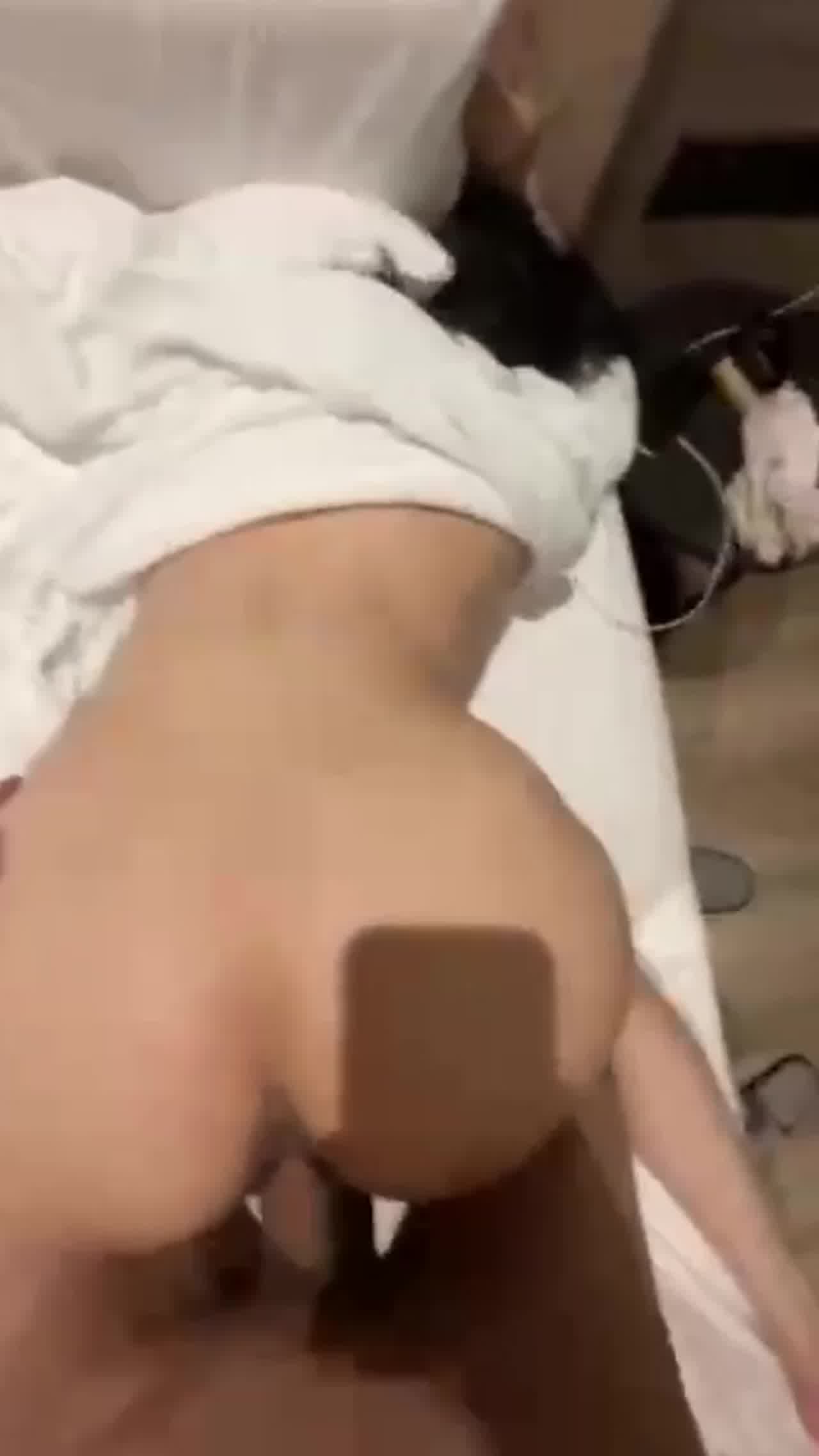  富二代酒店约炮极品身材的嫩模 的剧照1