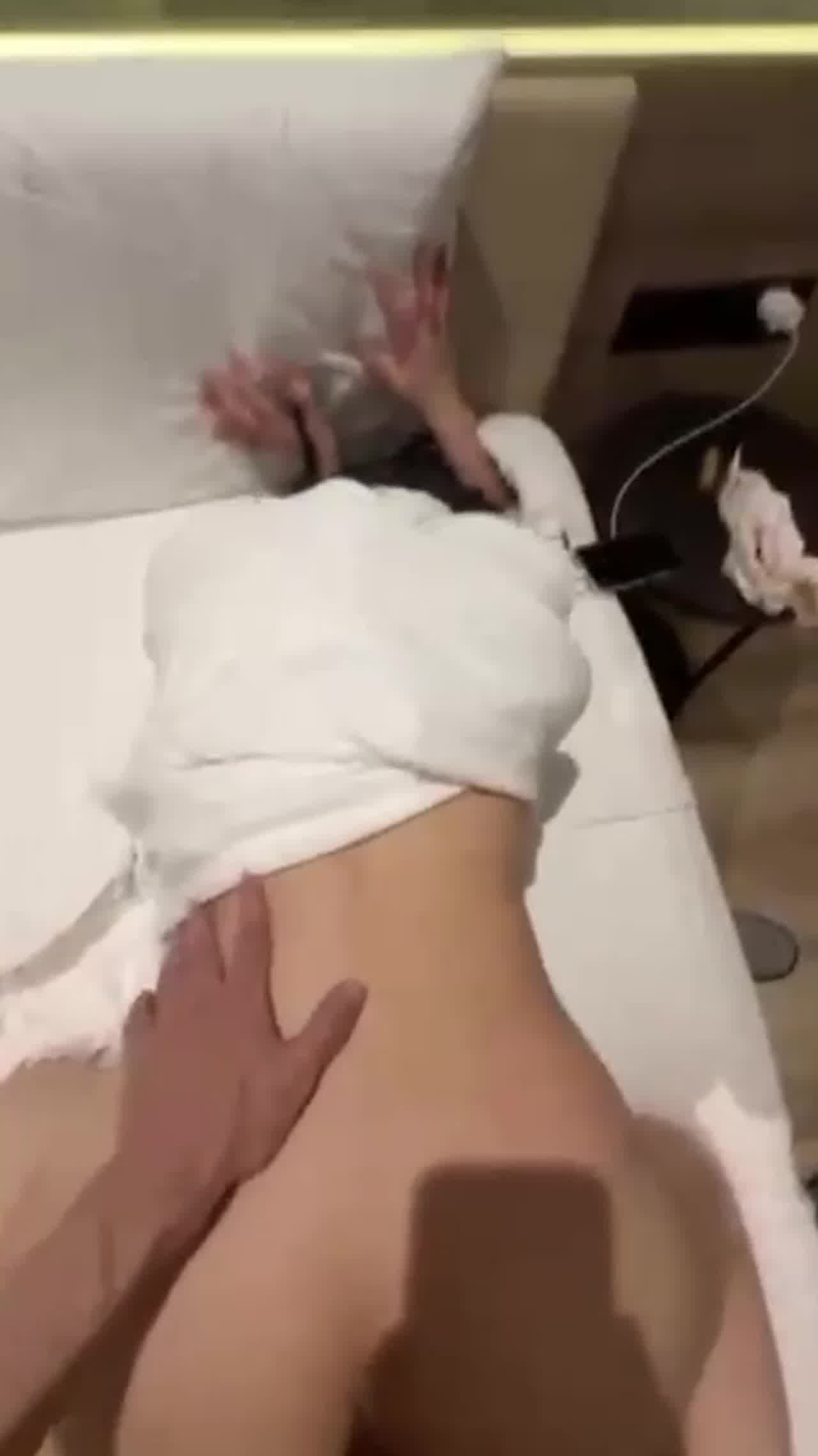  富二代酒店约炮极品身材的嫩模 的剧照5