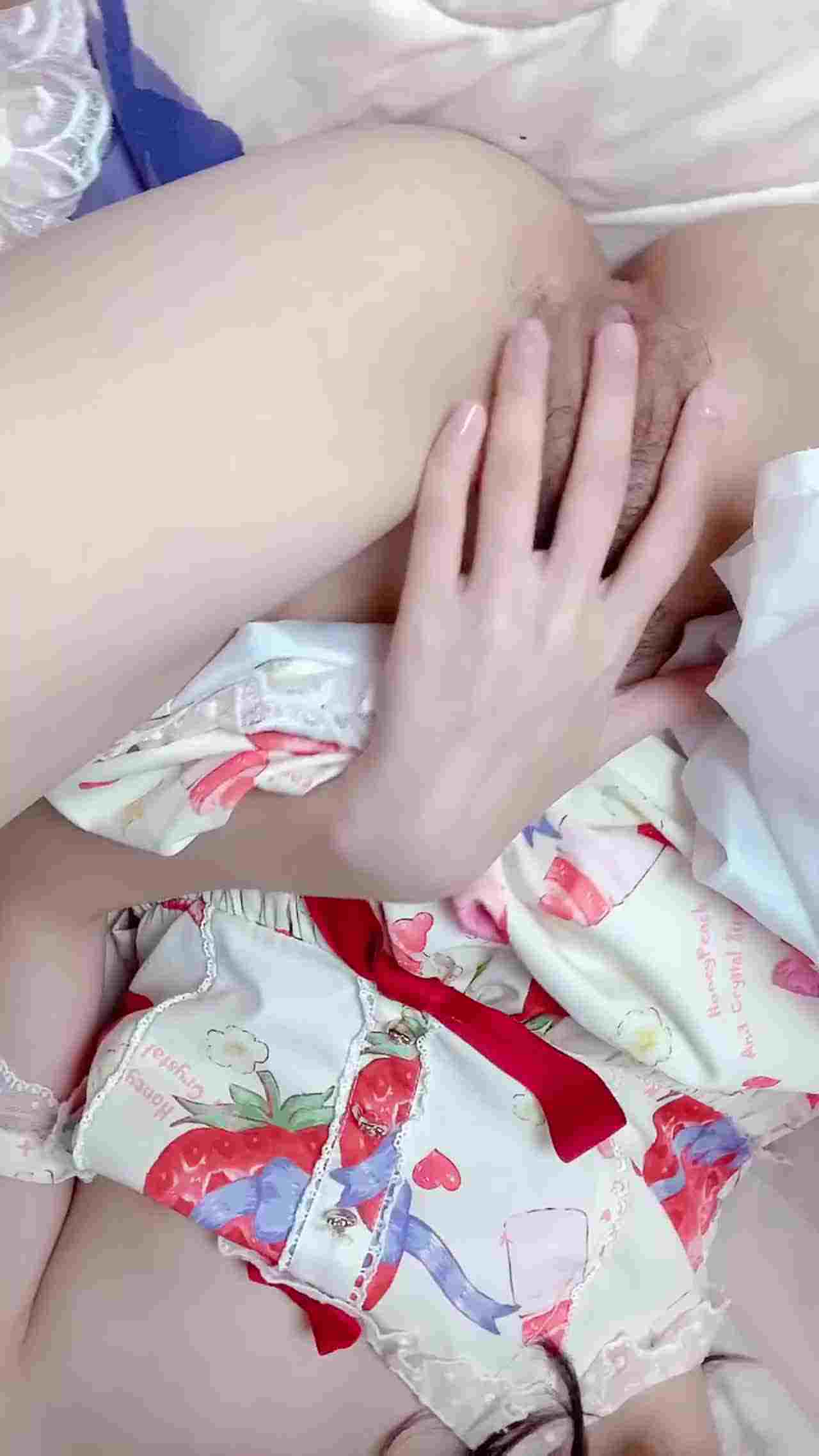 草莓连衣裙甜美少女自慰 的剧照4