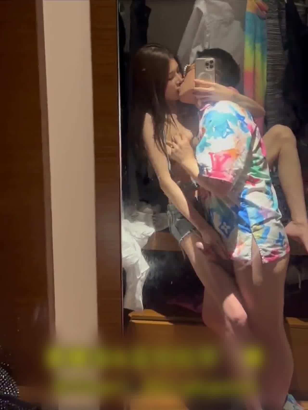  中国首席模特夏羲瑶性爱视频流出 的剧照2