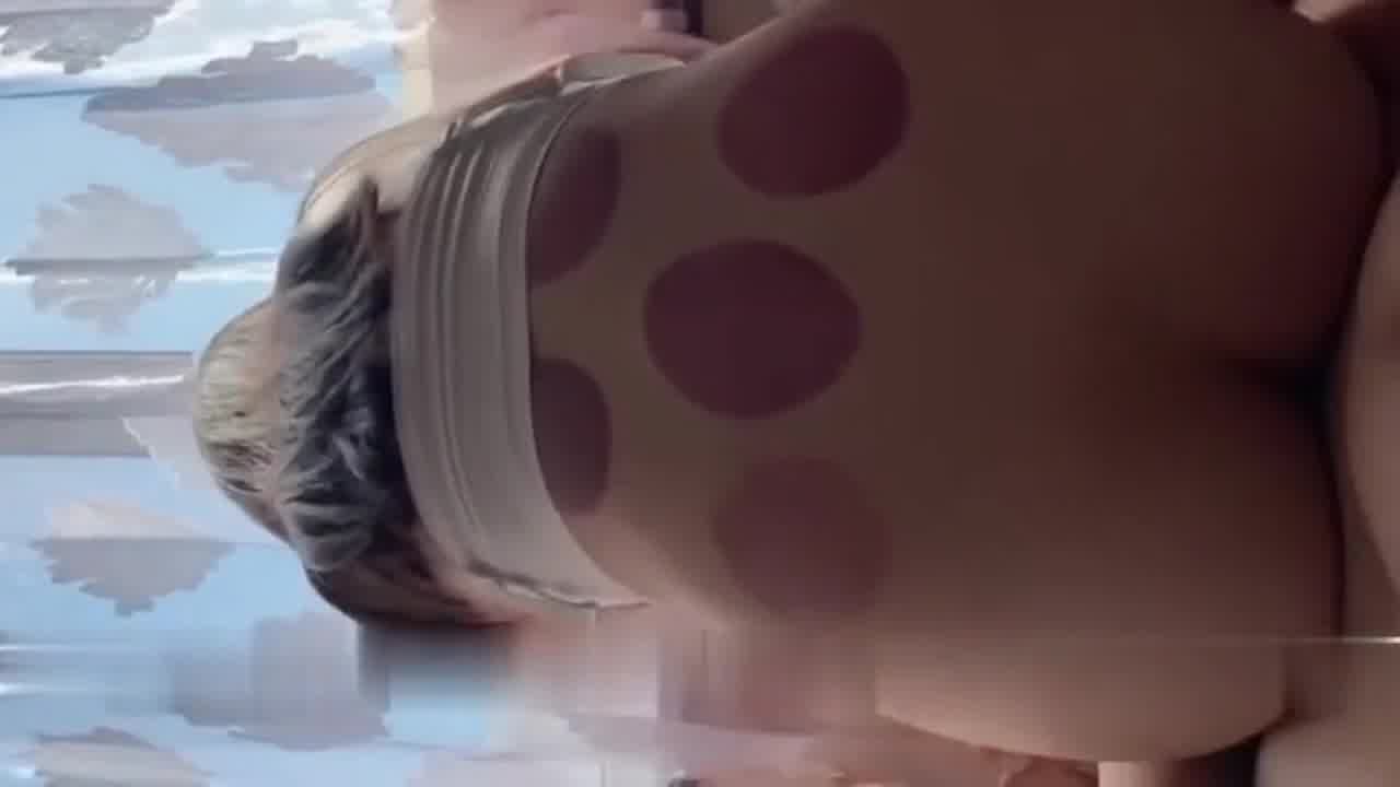  在我家借宿的小表妹被我骗到房间爱爱 的剧照6