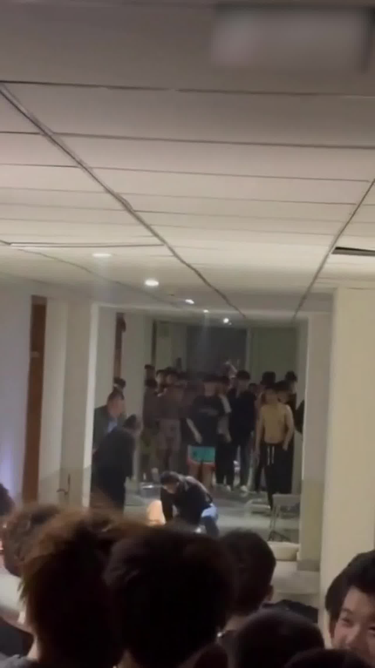  吃瓜爆料，女生分手受刺激裸体炮男生宿舍打砸 的剧照9