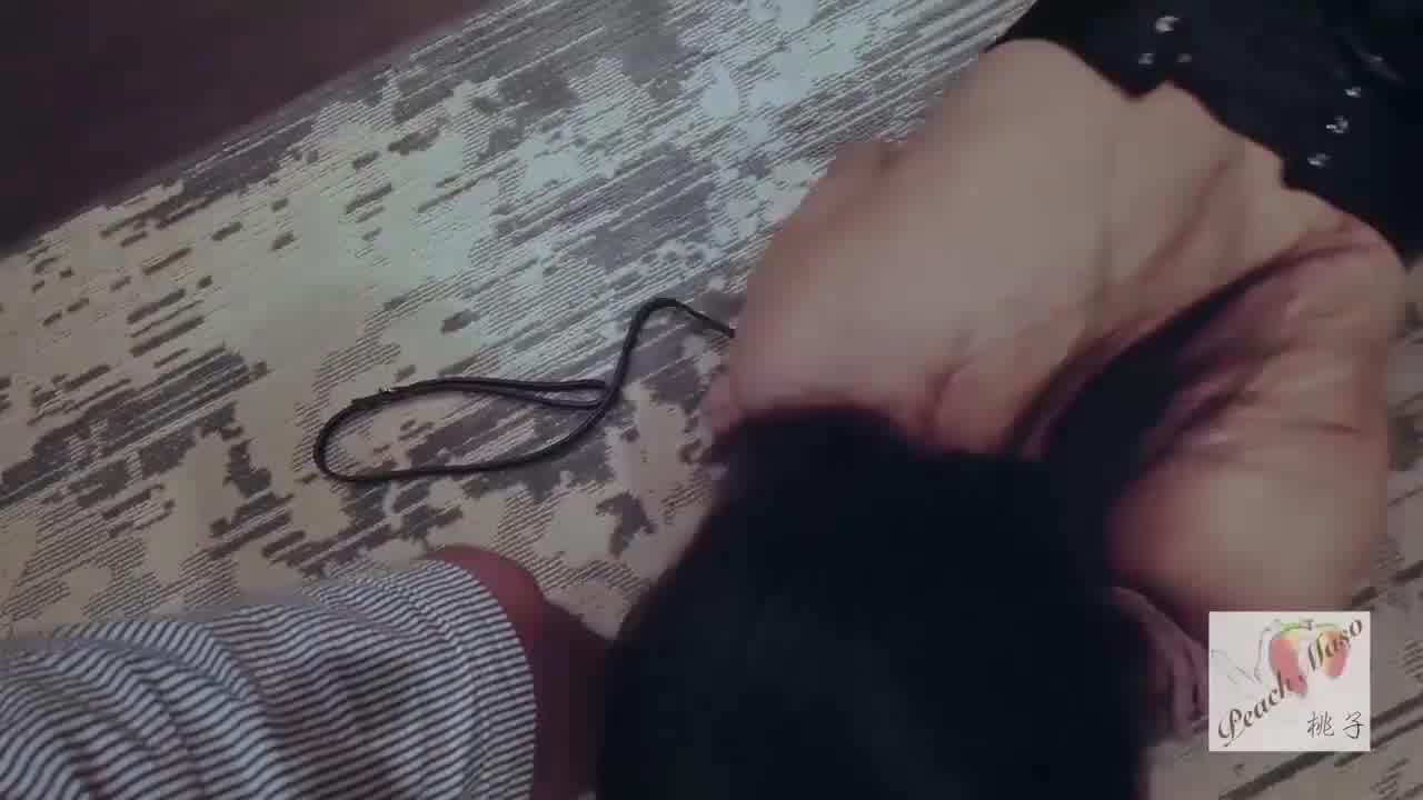  小母狗“桃子”的调教实录~ 用肛塞尾巴堵住菊花，乞求主人操她 的剧照10