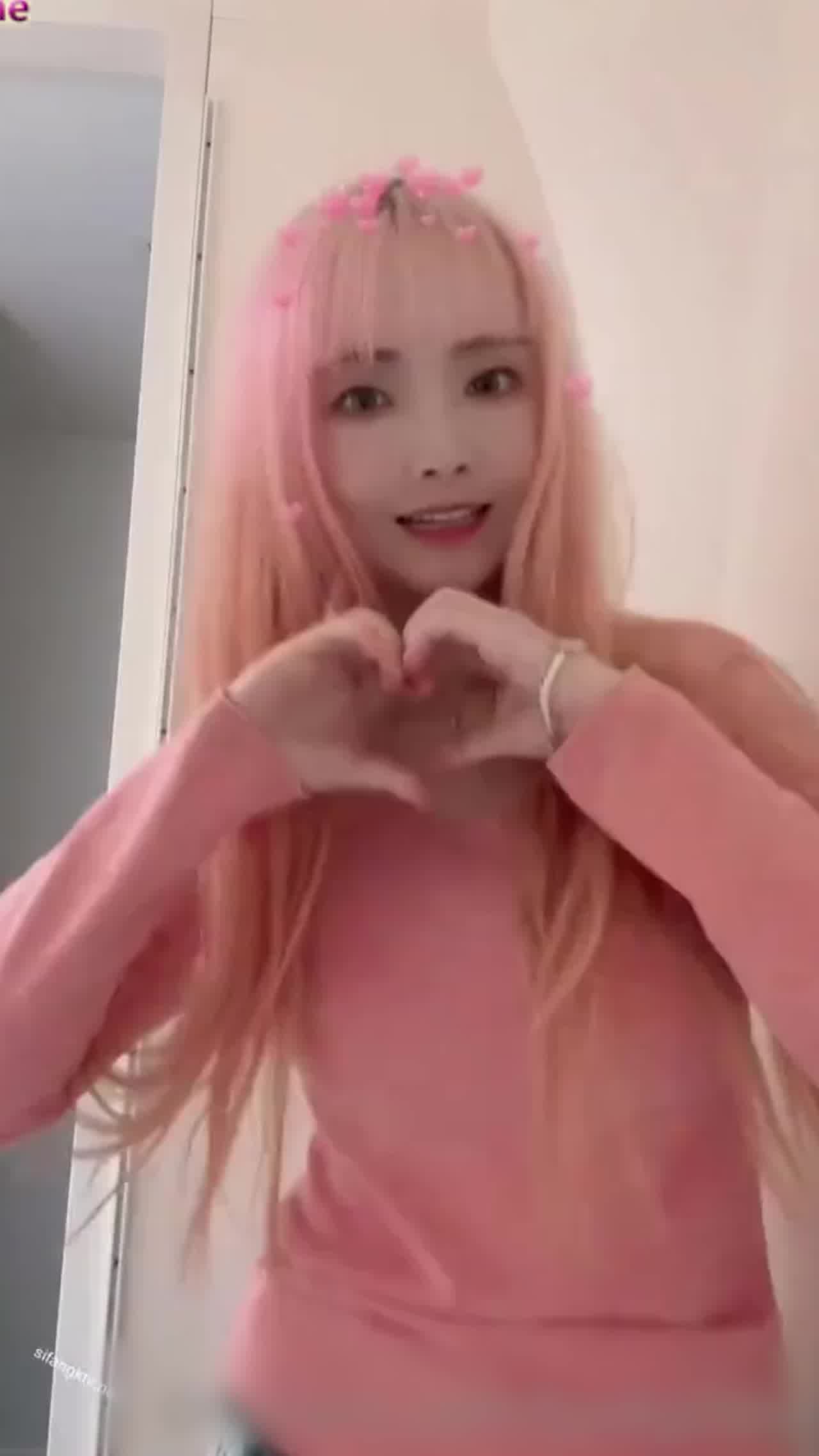  COS清凉写真粉丝露奶直播 的剧照8