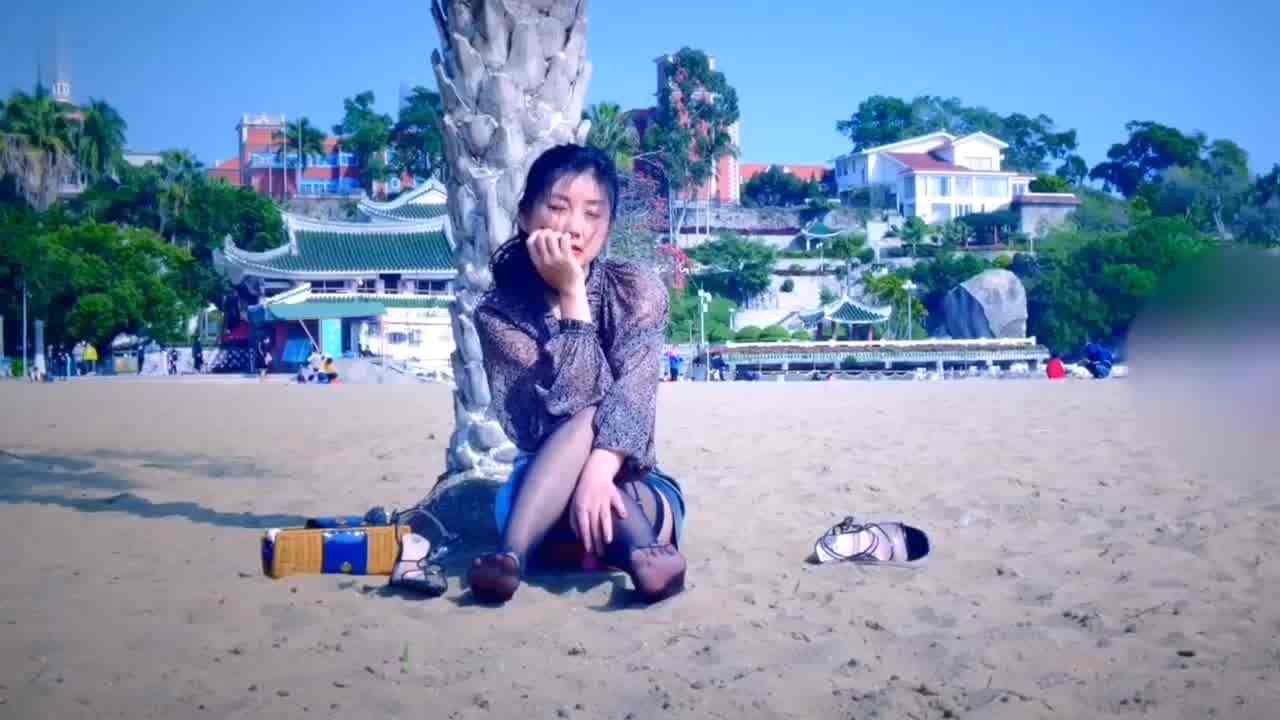  沙滩人群露出自慰原版黑丝长腿身材不错太刺激了几个男人盯着看 的剧照3