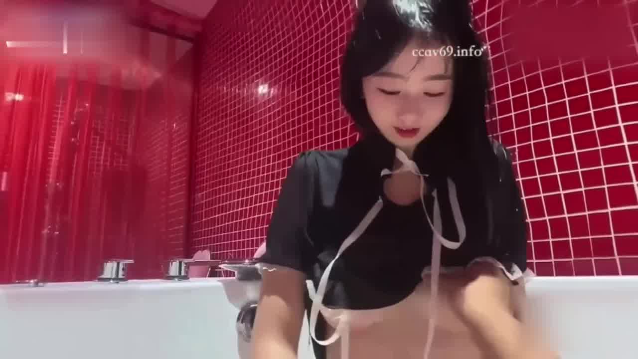  糖心小桃 饥渴炮友酒店湿身服务 的剧照6