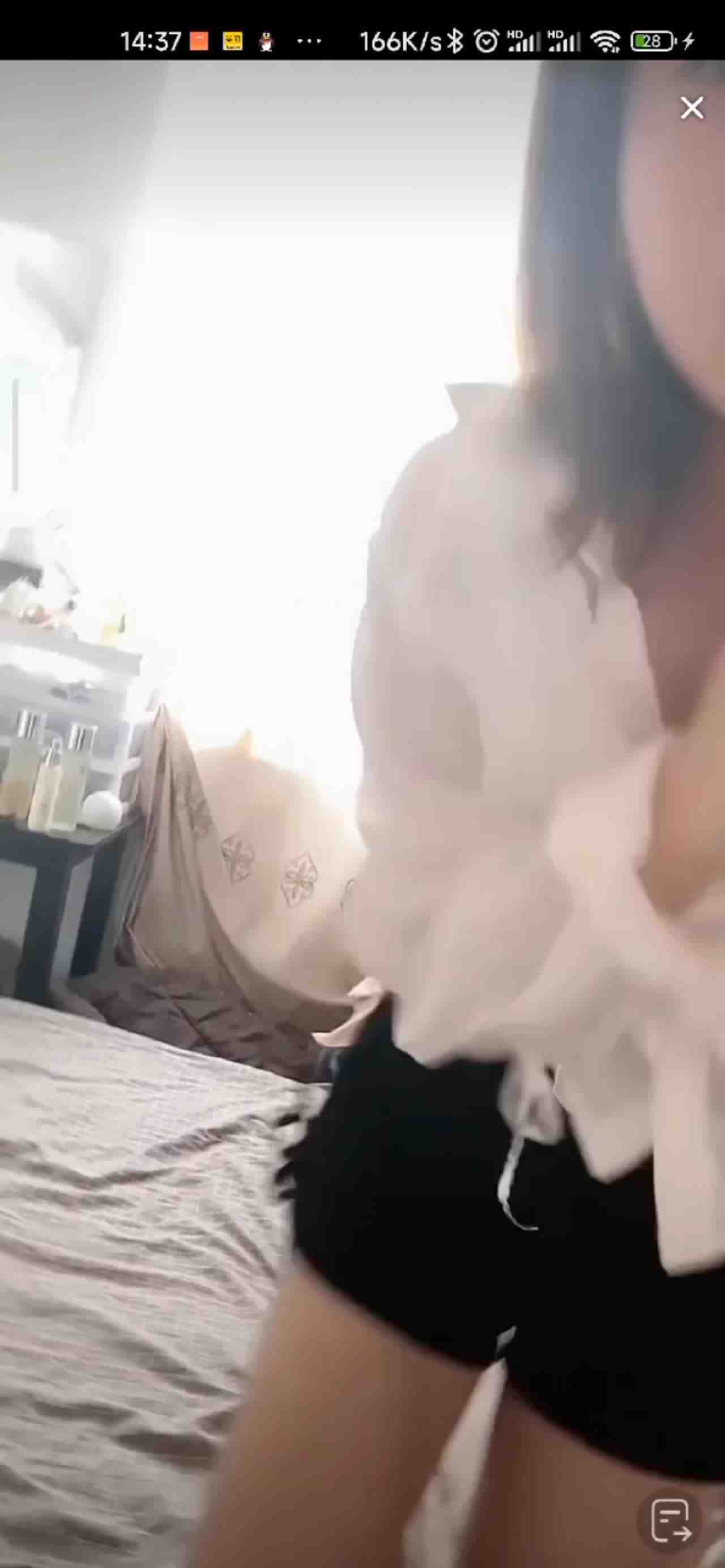  抖音快手走光系列-小姐姐真大胆两个奶子一起露 的剧照2