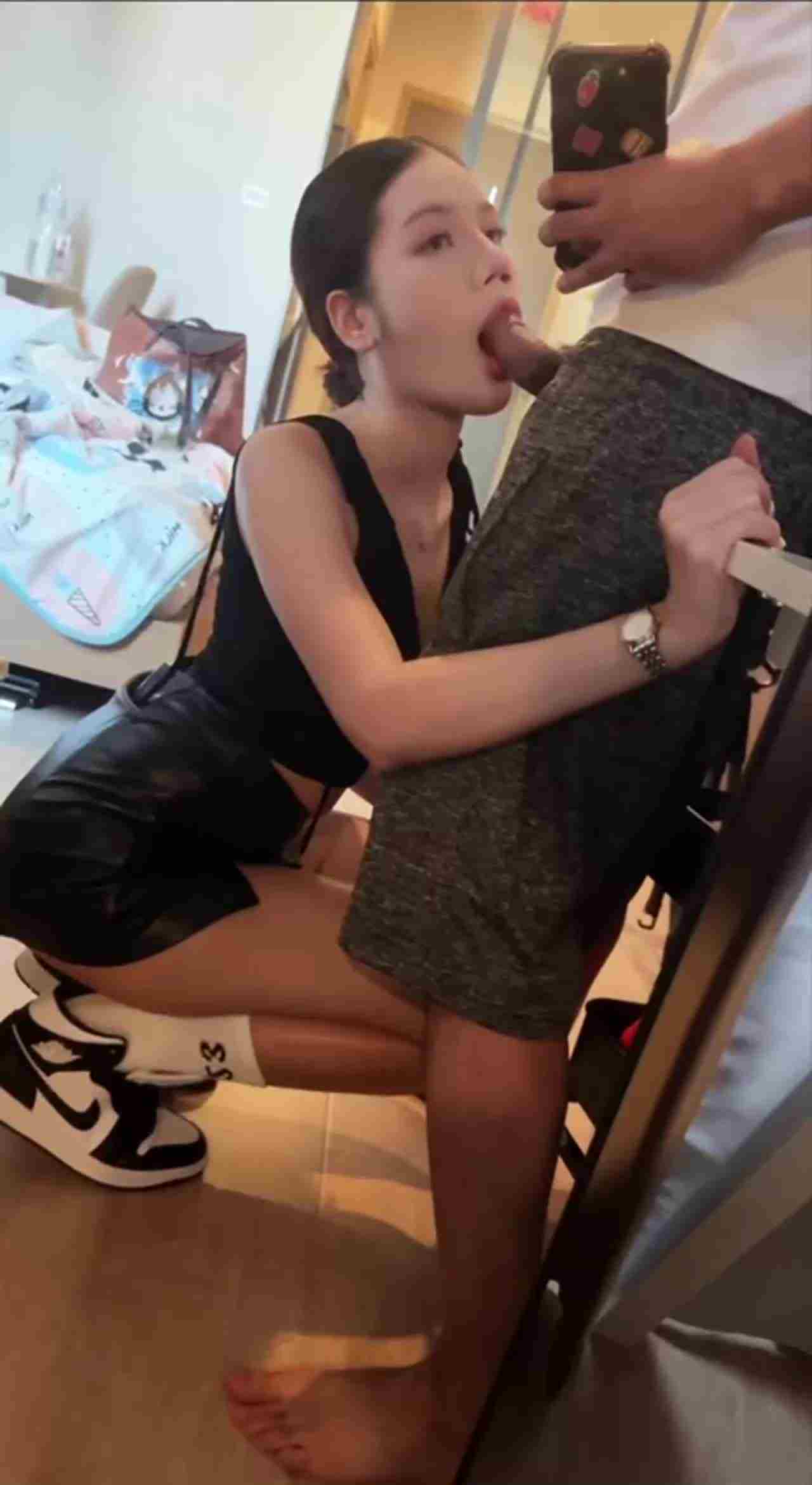  穿着AJ就蹲下来帮我吃鸡！ 的剧照8