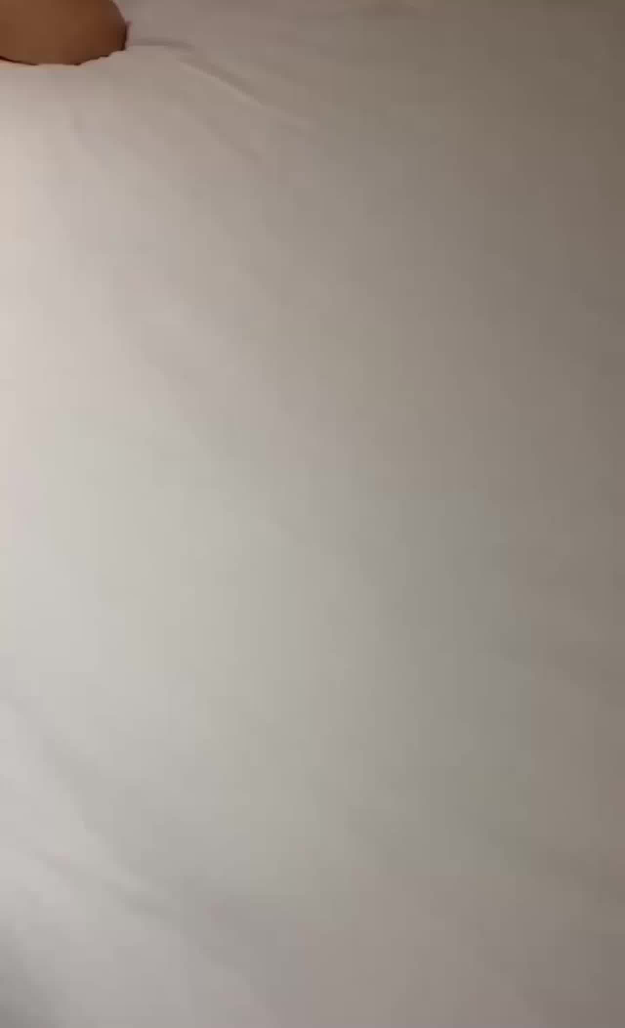  你的贱货未婚妻_穿着我给她买的婚纱被屌丝各种操 的剧照9