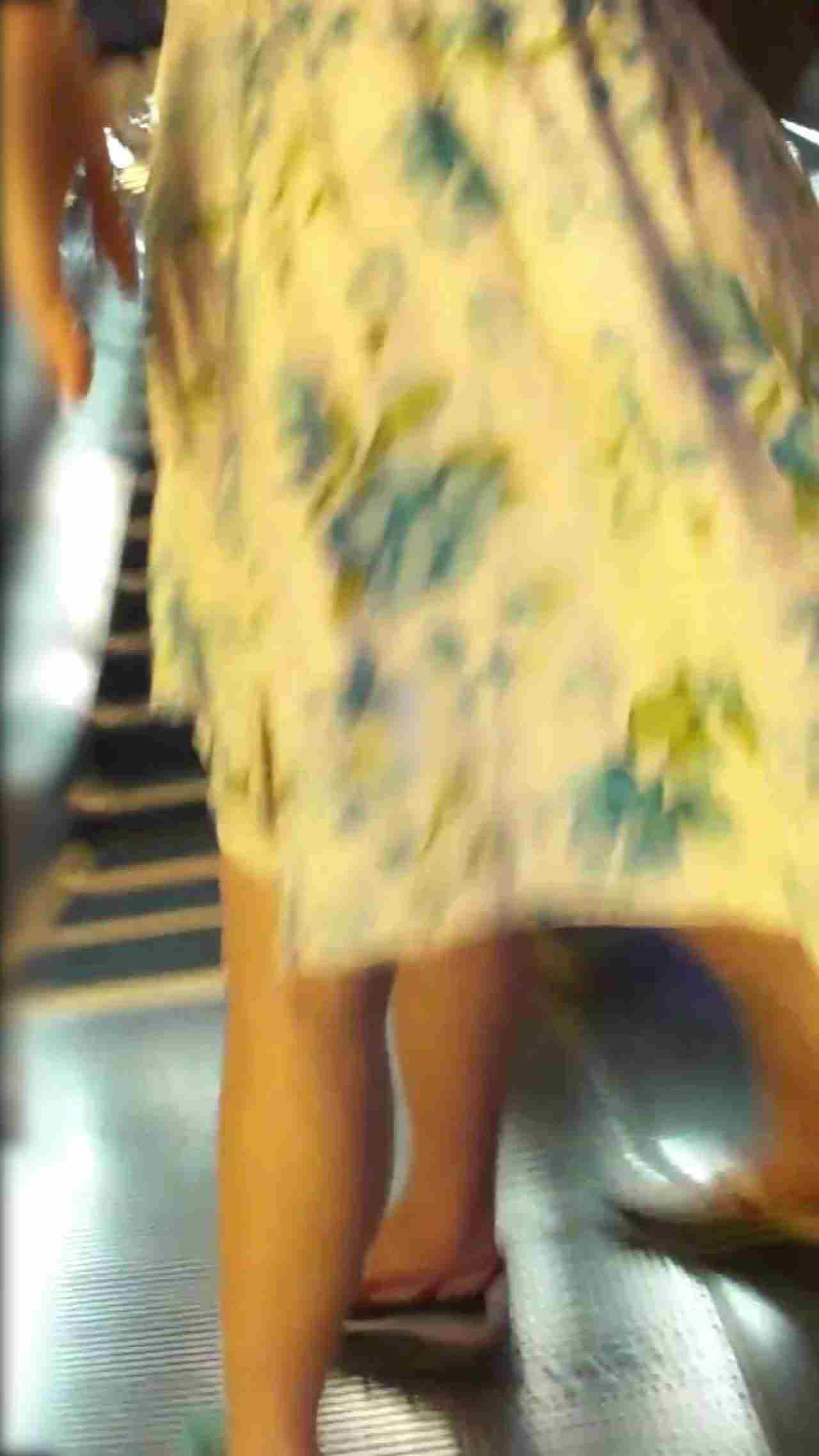  情侣逛商场偷拍别人女友裙底风光 的剧照1