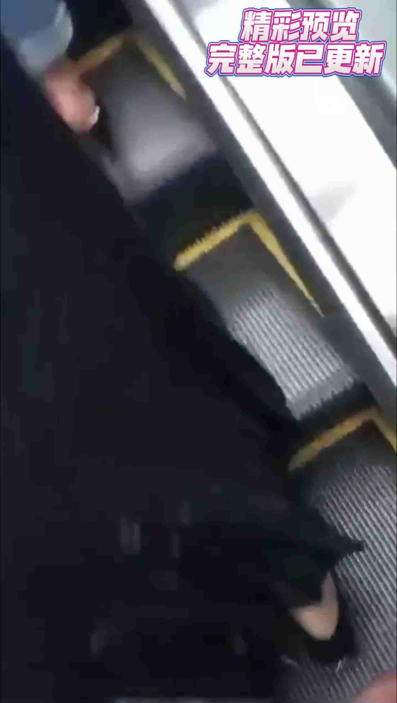  【重磅黑料】户外大神，公共场所，尾随美女，掏出鸡巴就对臀部喷射精液！翻车了哎呀变态，曹尼玛，傻B啊你 的剧照3