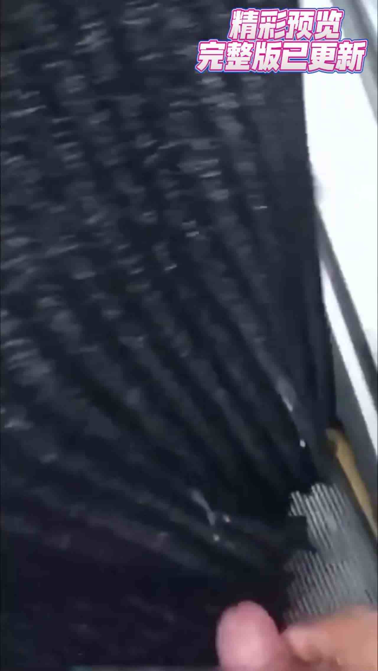  【重磅黑料】户外大神，公共场所，尾随美女，掏出鸡巴就对臀部喷射精液！翻车了哎呀变态，曹尼玛，傻B啊你 的剧照8