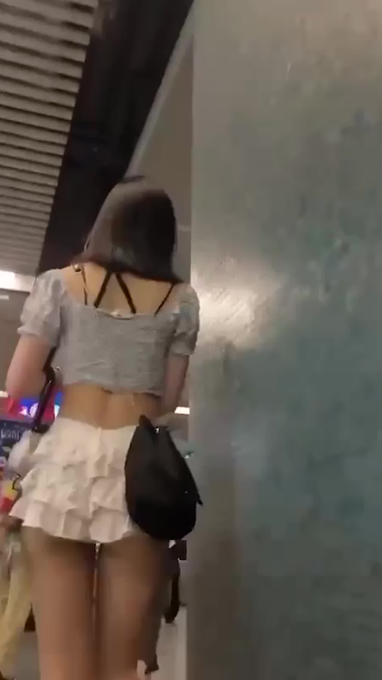  地铁福利 露出个南半球屁股蛋 的剧照5