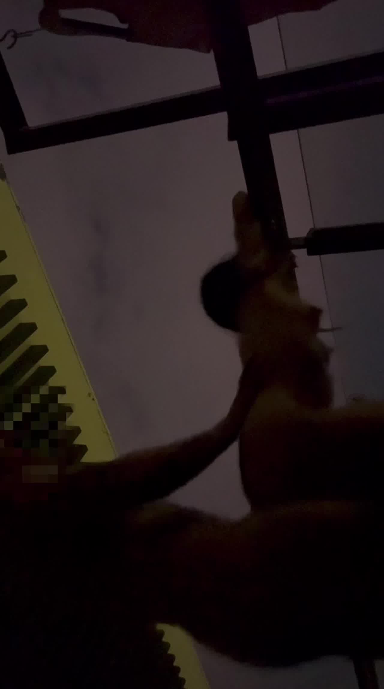  夜景下做爱 的剧照6