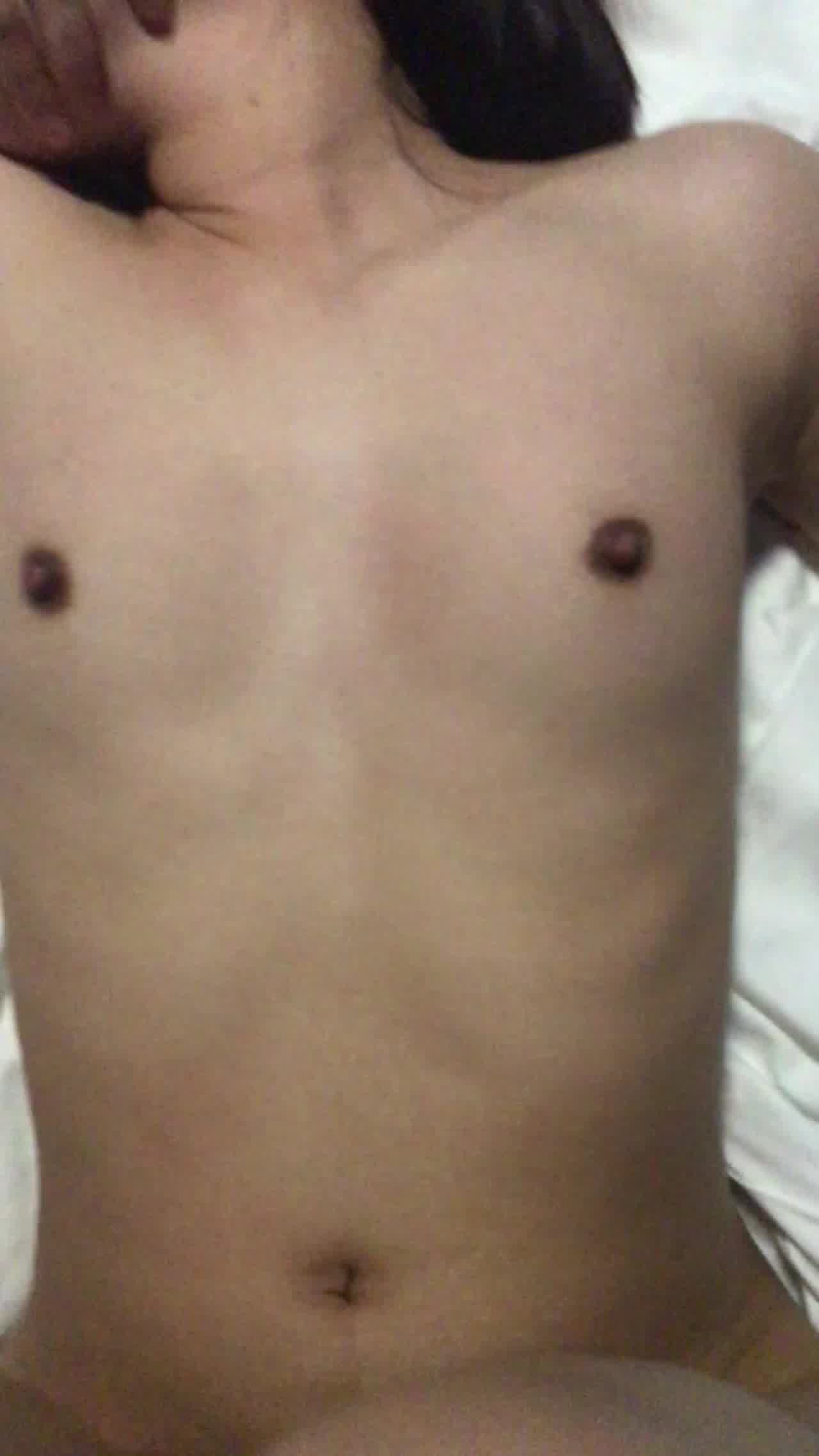  贫乳小女友 说好不流出的...你这渣男 的剧照5