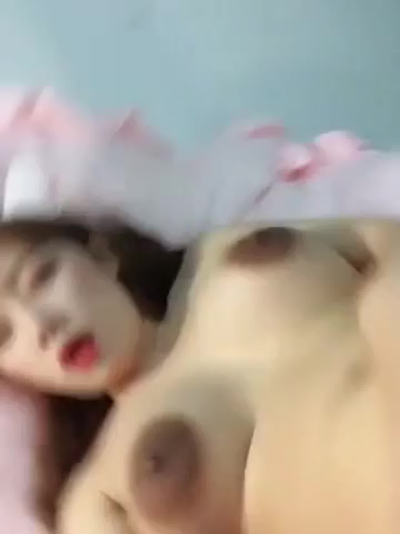  高颜值大乳晕萌妹子带着可爱耳朵性感黑丝睡衣脱光光 的剧照1