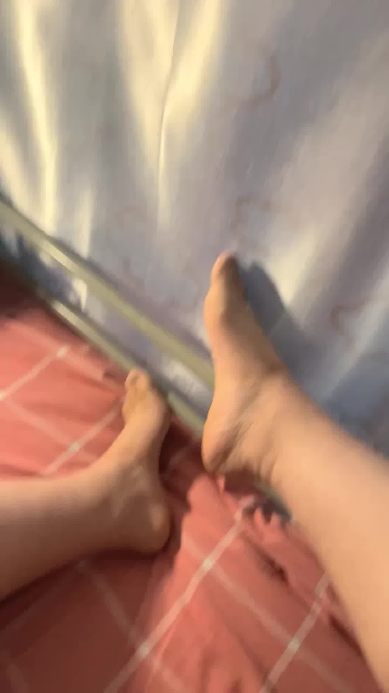  【宿舍创业挑战】爱聊天的宿舍，出卖偷拍穿内裤的室友，女主自慰都小心的插，然后去厕所闻闻手指有没有味！ 的剧照6