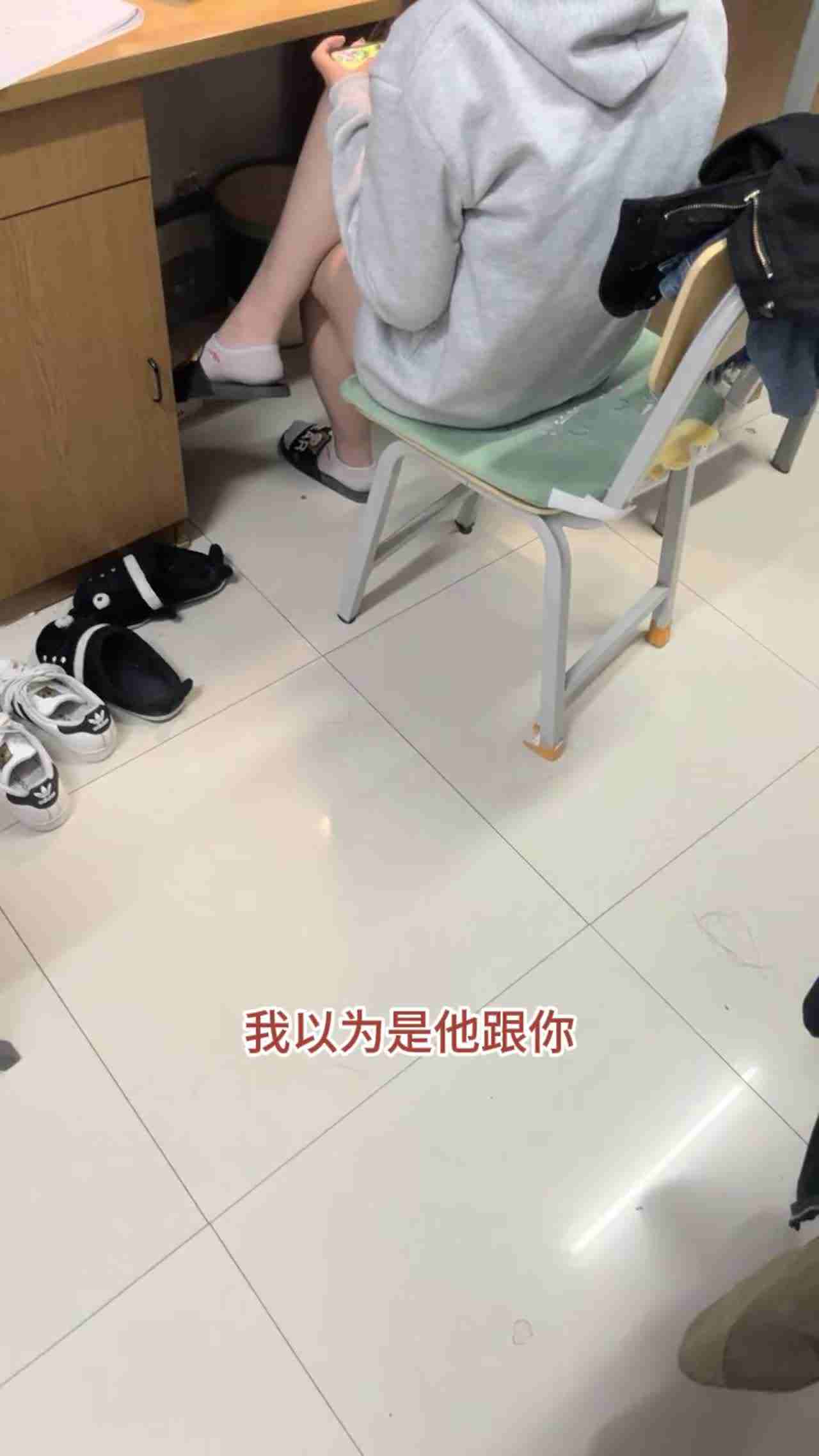  【宿舍创业挑战】爱聊天的宿舍，出卖偷拍穿内裤的室友，女主自慰都小心的插，然后去厕所闻闻手指有没有味！ 的剧照9