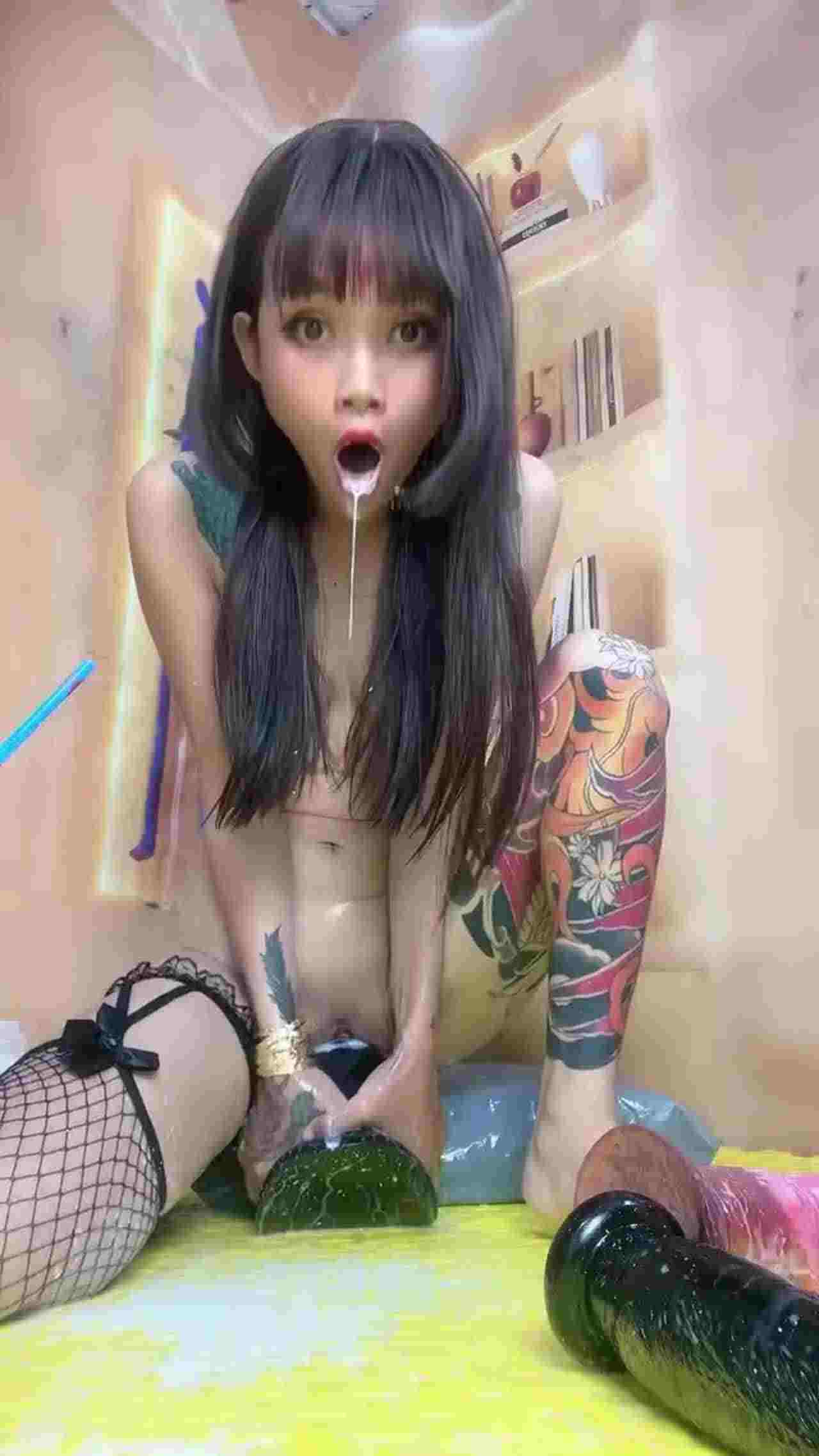  【调教SM】可爱萝莉劲爆重回味挑战超大巨屌插入逼里 的剧照4