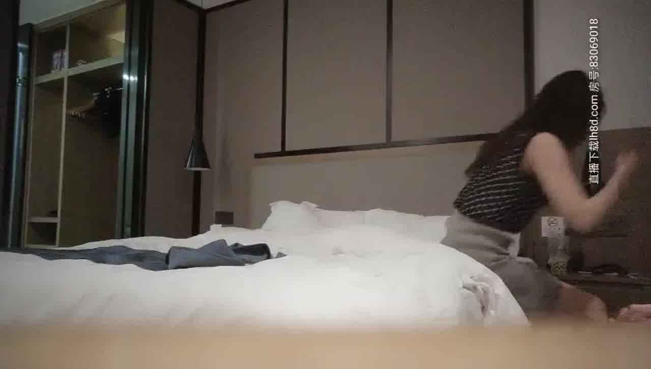  腼腆眼镜小哥1200元单挑气质少妇，搞坏了3个套套也没射 的剧照3