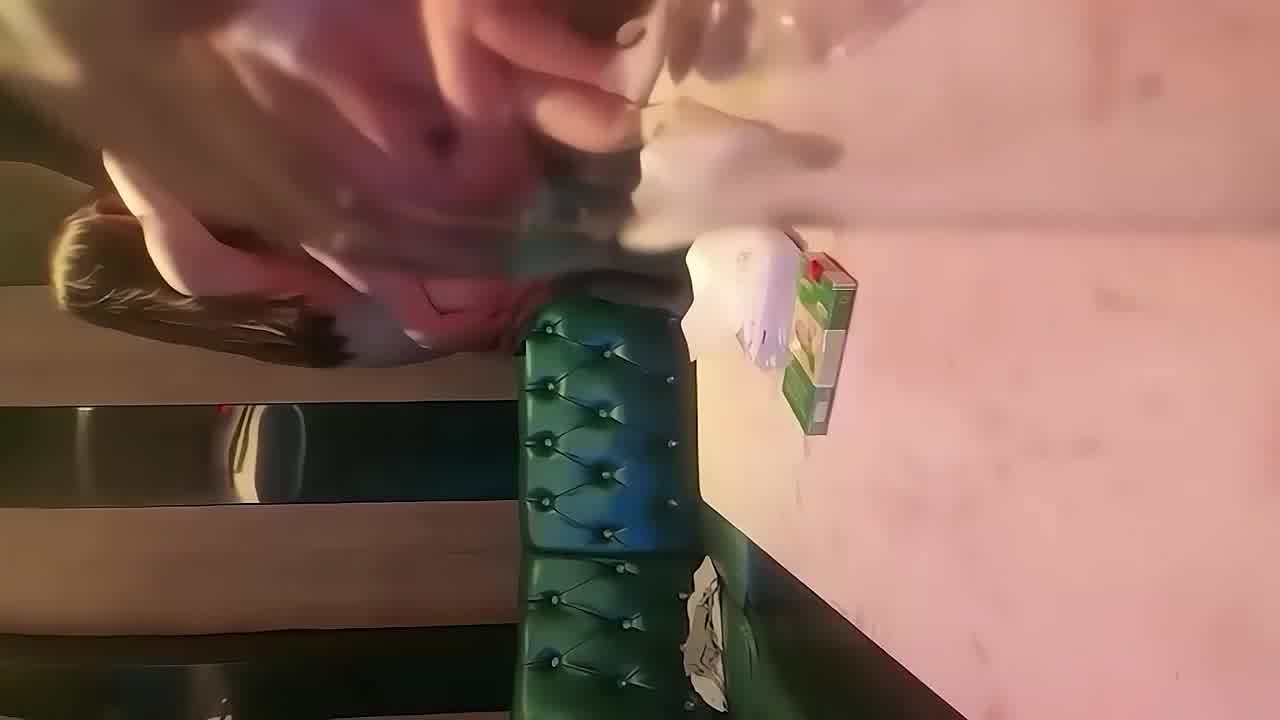  小主播与榜一大哥KTV歌舞，你依我依揉揉摸摸，大胆直接啪啪 的剧照1