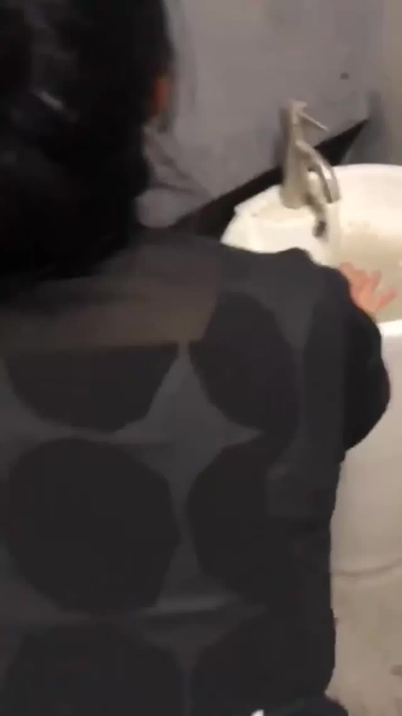  厕所后入，好喜欢 的剧照5