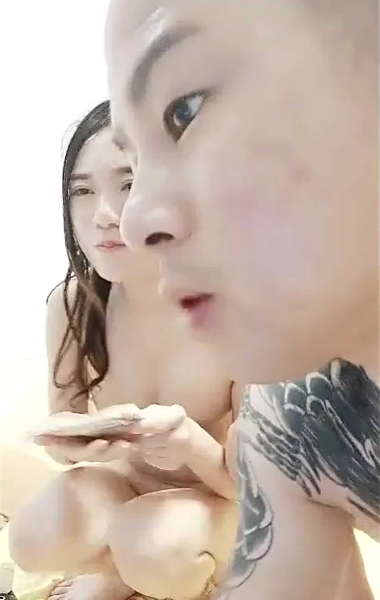  漂亮小姨子和姐夫乱伦满嘴精液 的剧照5