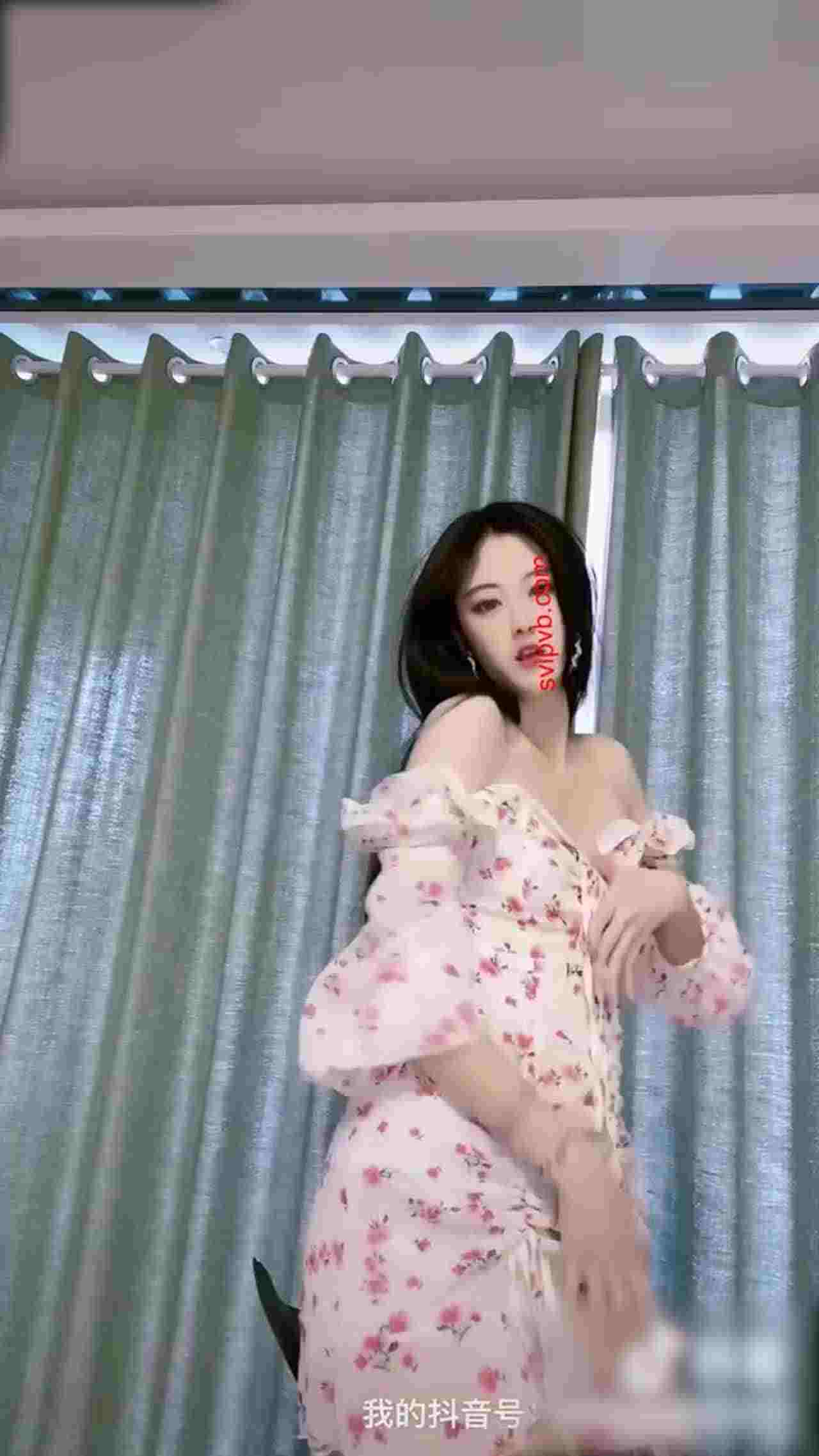  抖音高颜质网红骚舞弄姿 的剧照4