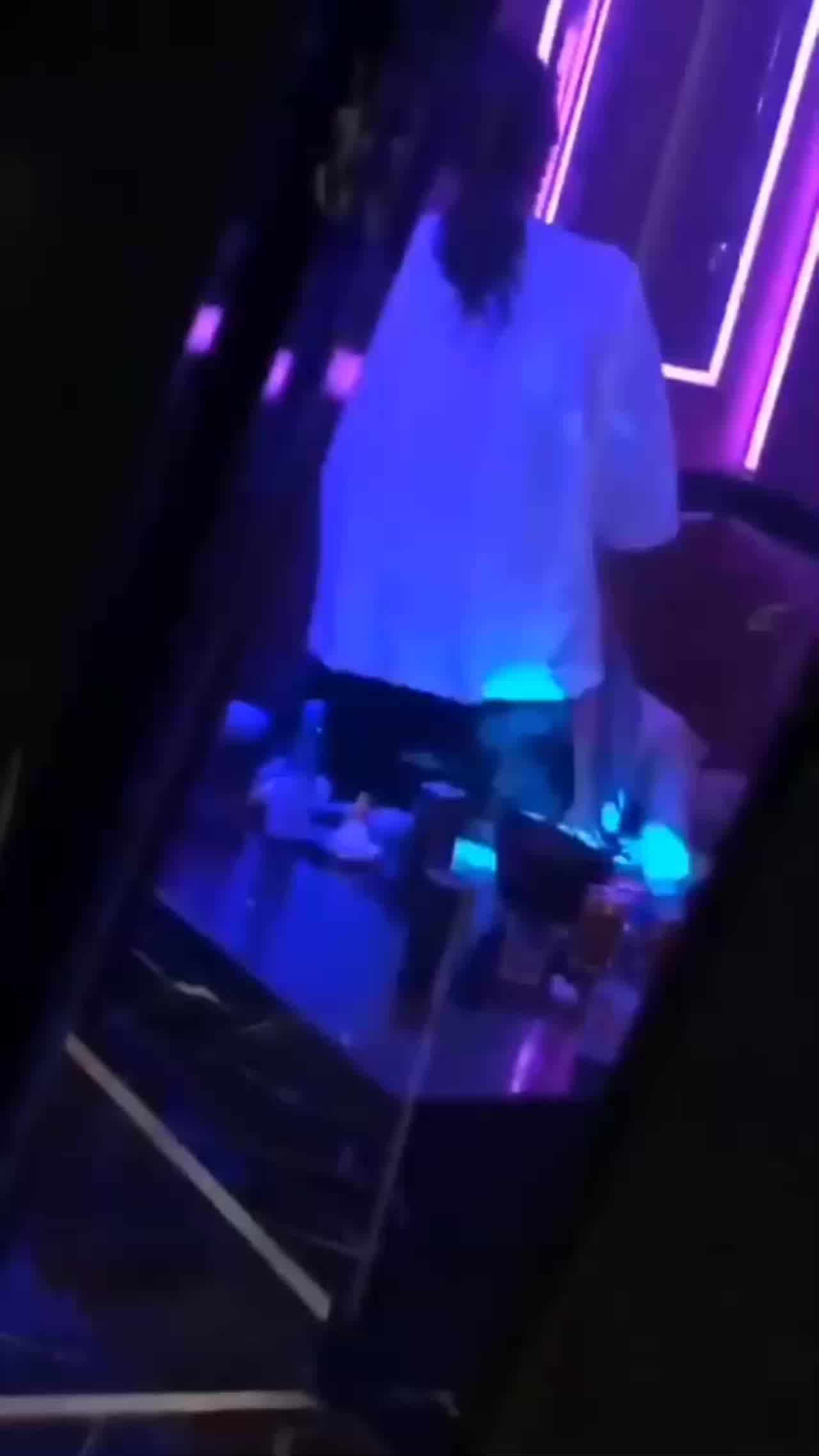  KTV包间偷拍大学情侣激情做爱 的剧照2