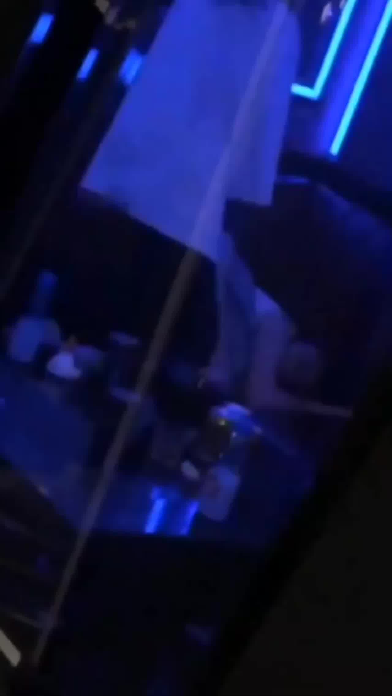  KTV包间偷拍大学情侣激情做爱 的剧照4